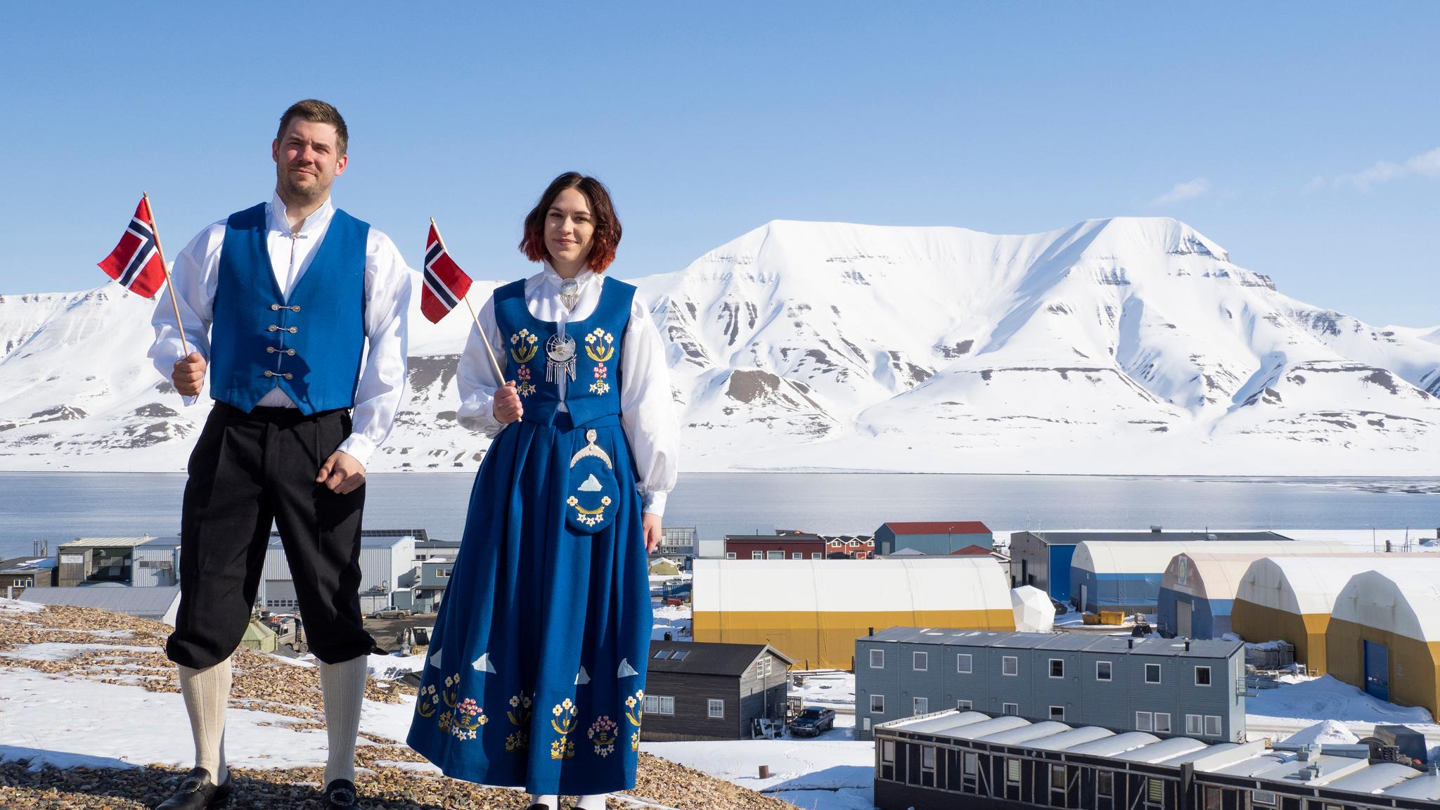 A woman and a man is wearing a traditional costume, "Svalbardbunad", in Longyearbyen at Svalbard