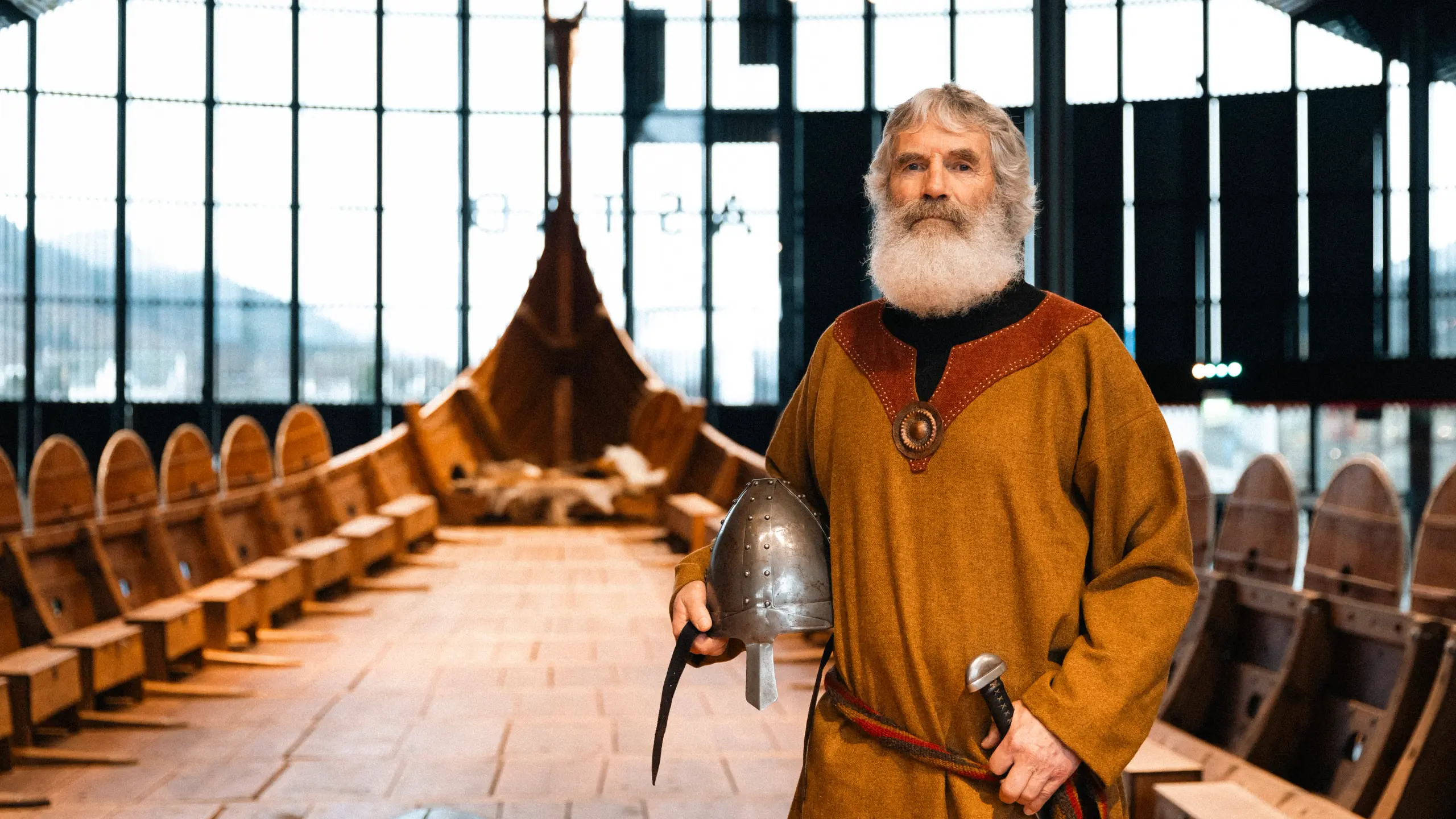 Håkon Aabrekke og Myklebustskipet på Sagastad vikingsenter i Nordfjord