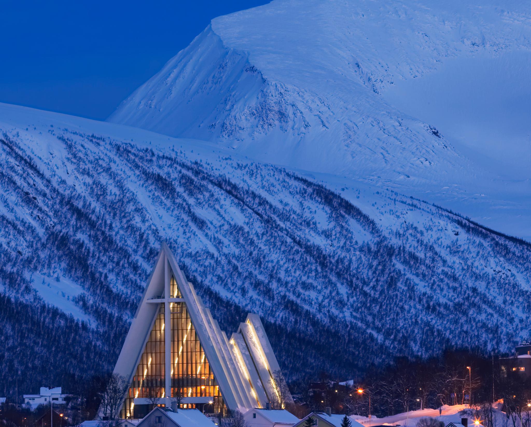 Ishavskatedralen i blåtimen i Tromsø