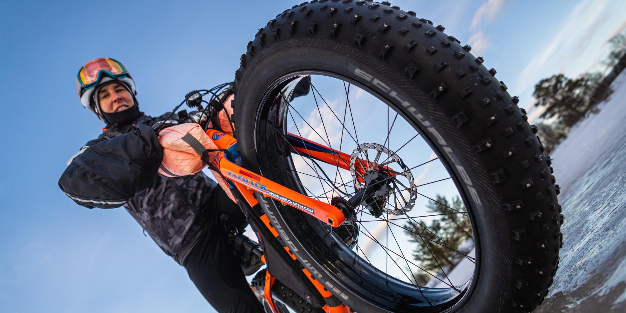 En kvinne på en fatbike i Geilo, Norge.