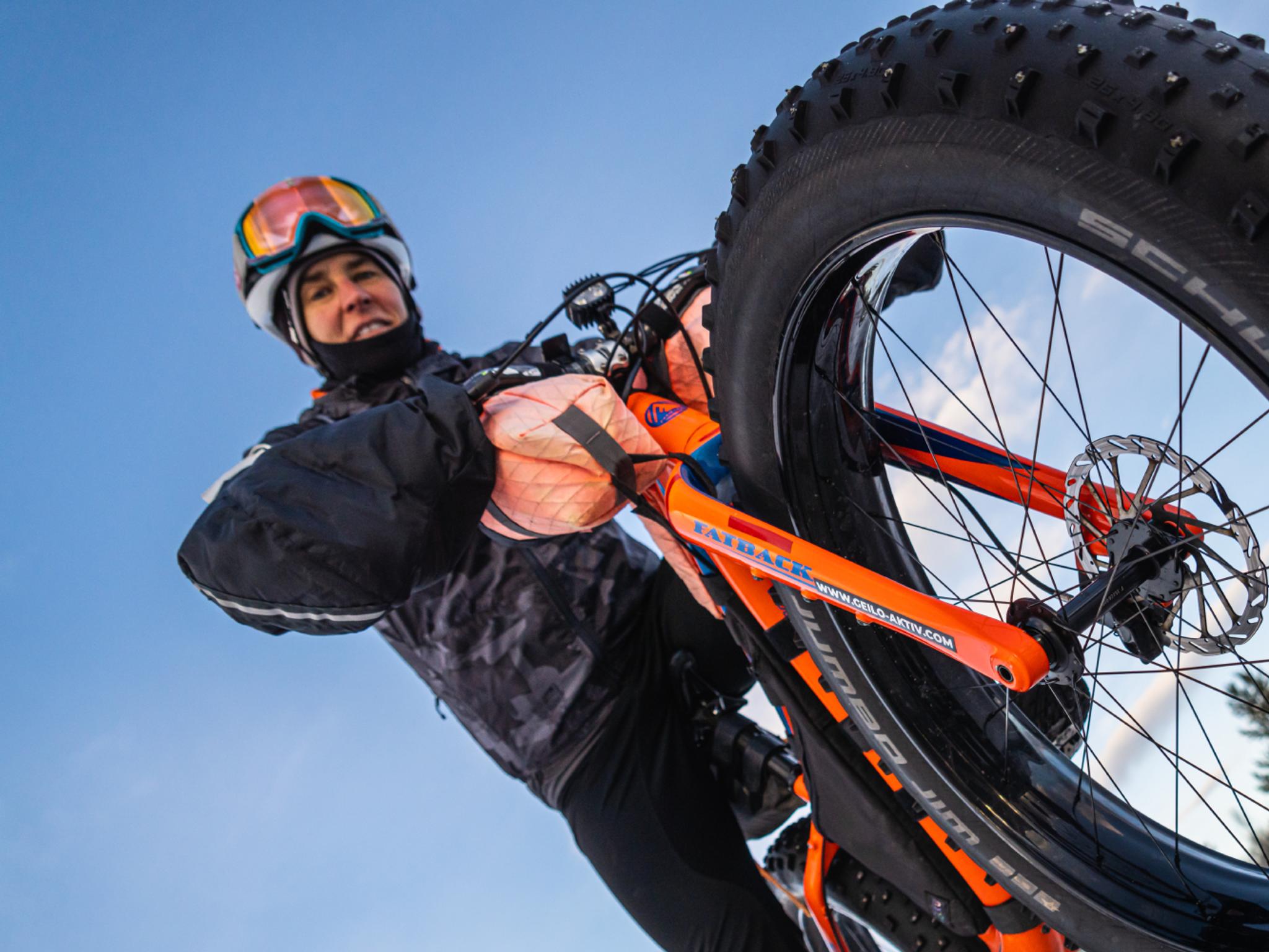 En kvinne på en fatbike i Geilo, Norge.
