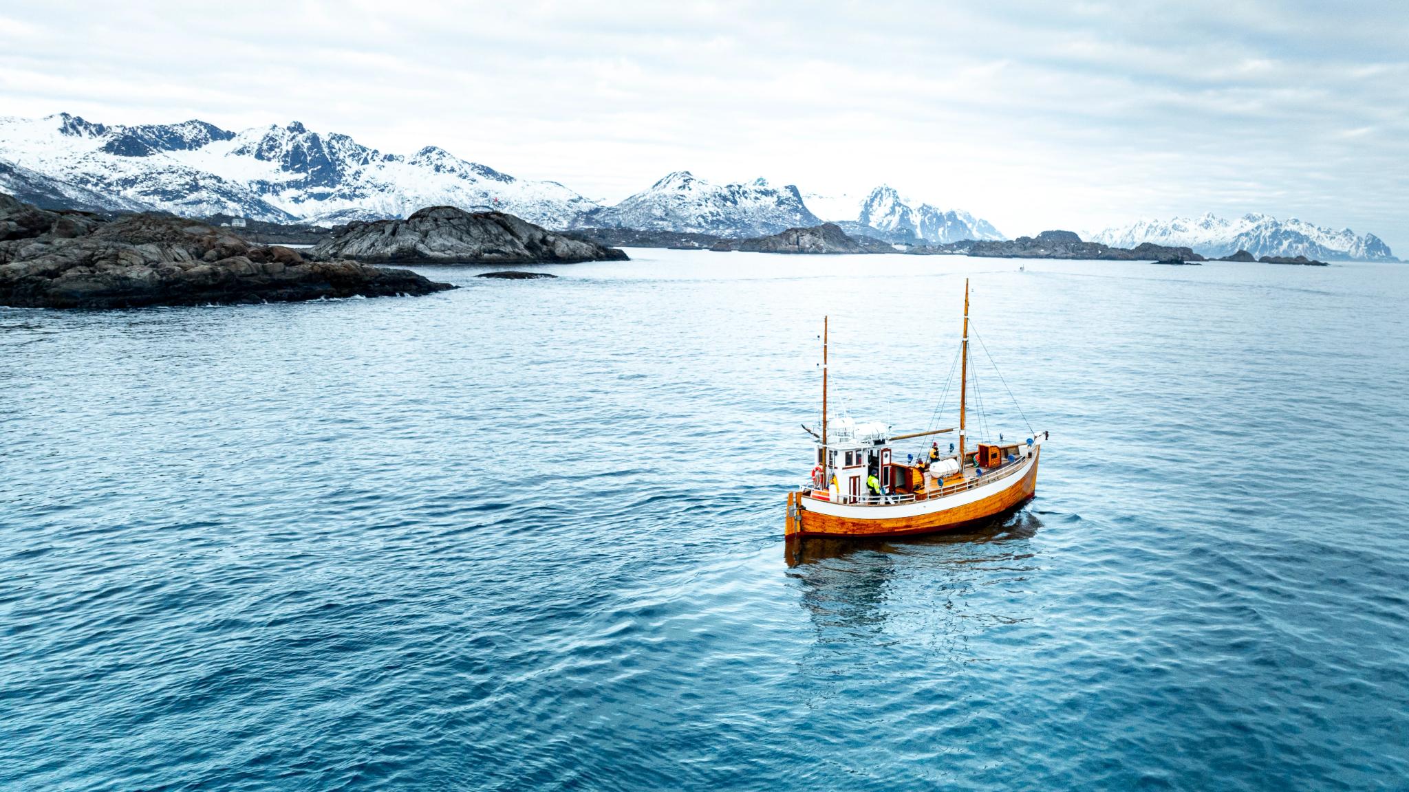 En gammel fiskebåt på havet i Lofoten