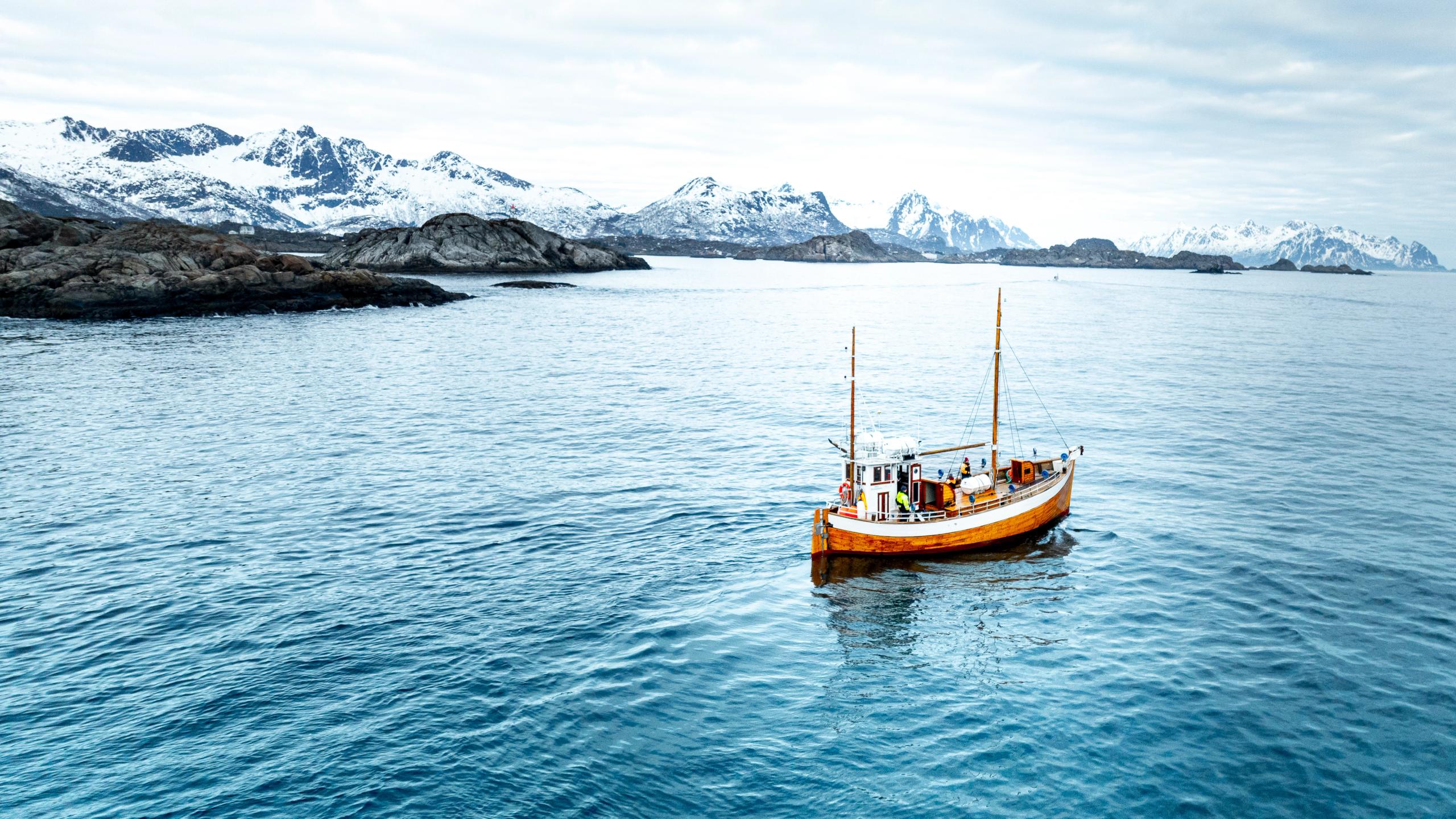 En gammel fiskebåt på havet i Lofoten
