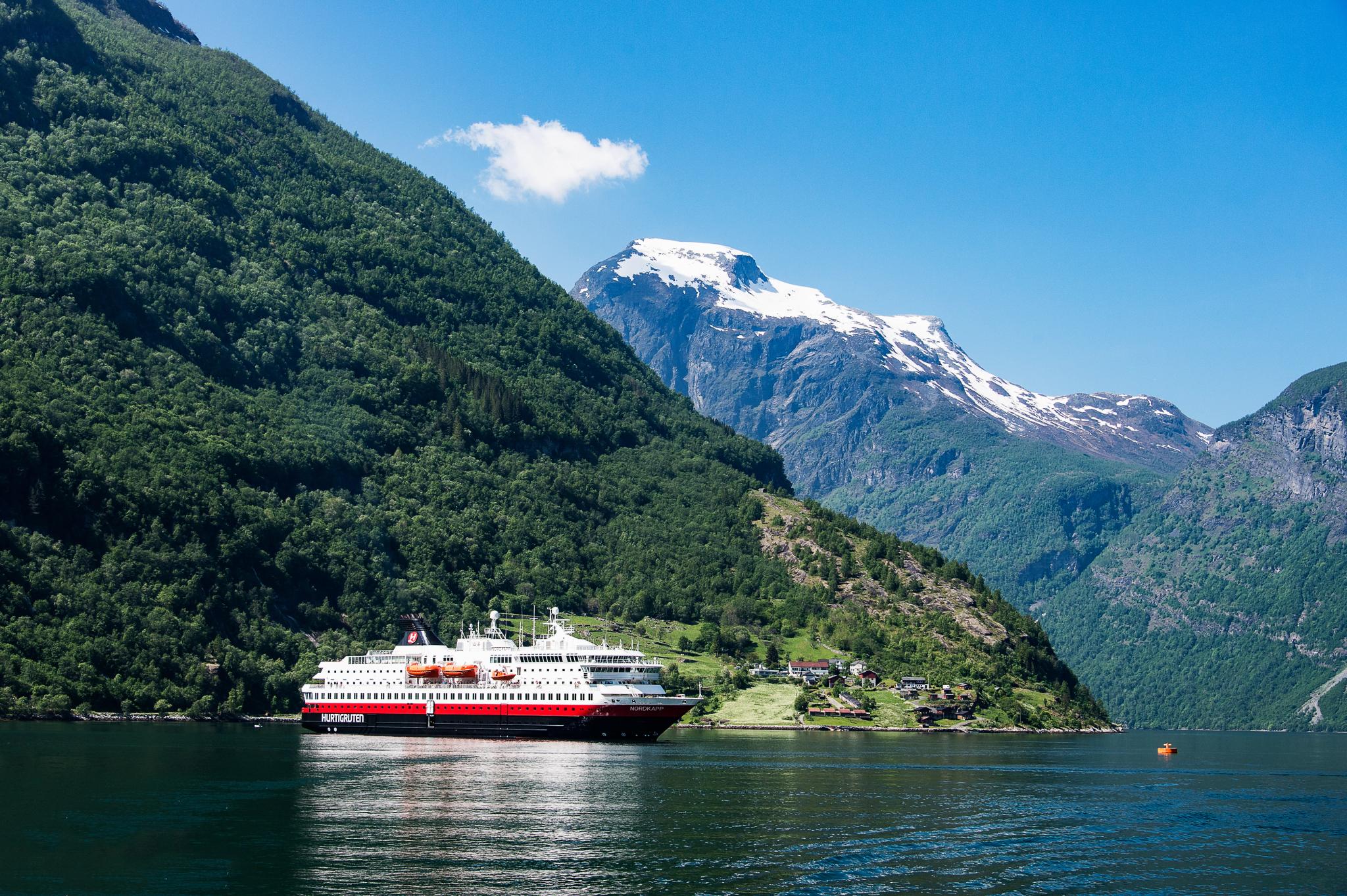 Hurtigrutenskipet MS Nordkapp i Geirangerfjord på Vestlandet