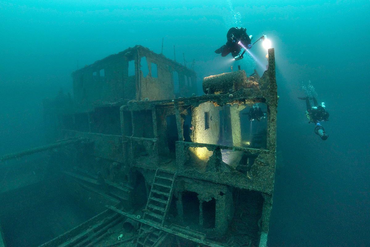 People scuba diving to the Frankenwald wreck in Gulen in Fjord Norway