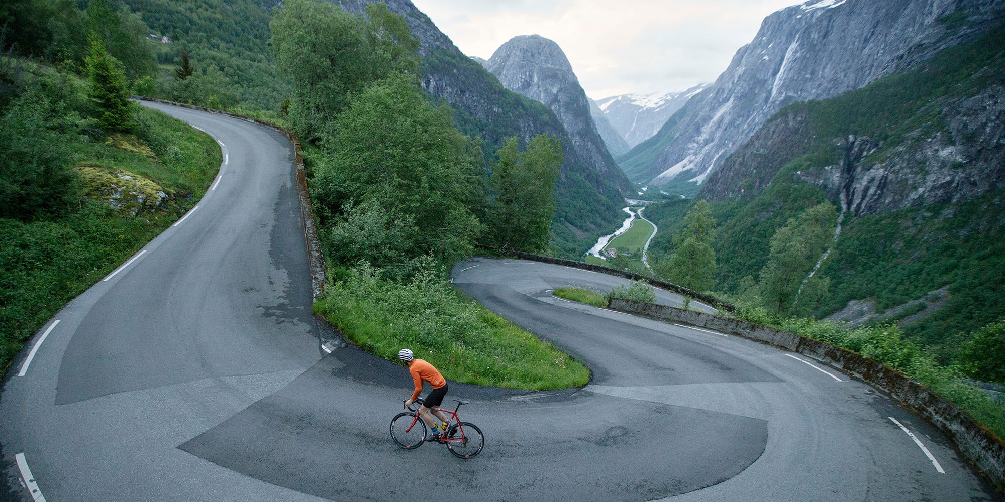 Cycliste gravissant la Stalheimskleiva, à Voss, en Norvège des Fjords, l'un des 5 meilleurs itinéraires cyclables en montagne