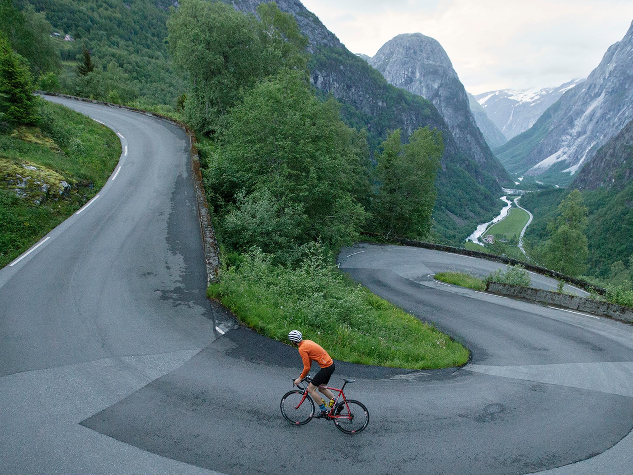 En person cyklar uppför Stalheimskleiva, en av Norges 5 bästa cykelleder i fjällmiljö, i Voss i regionen Fjord Norge (Vestlandet)
