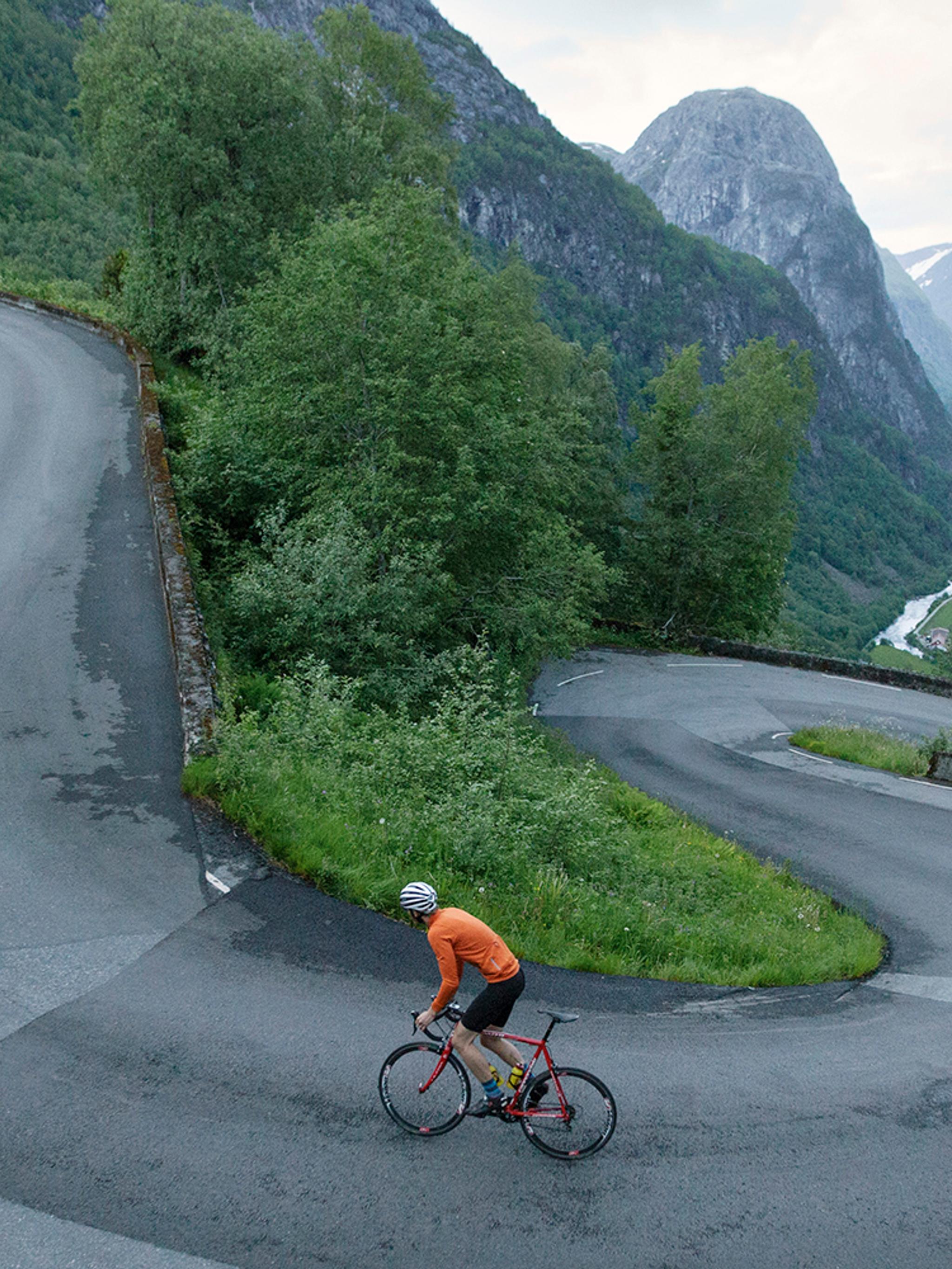 Cycliste gravissant la Stalheimskleiva, à Voss, en Norvège des Fjords, l'un des 5 meilleurs itinéraires cyclables en montagne