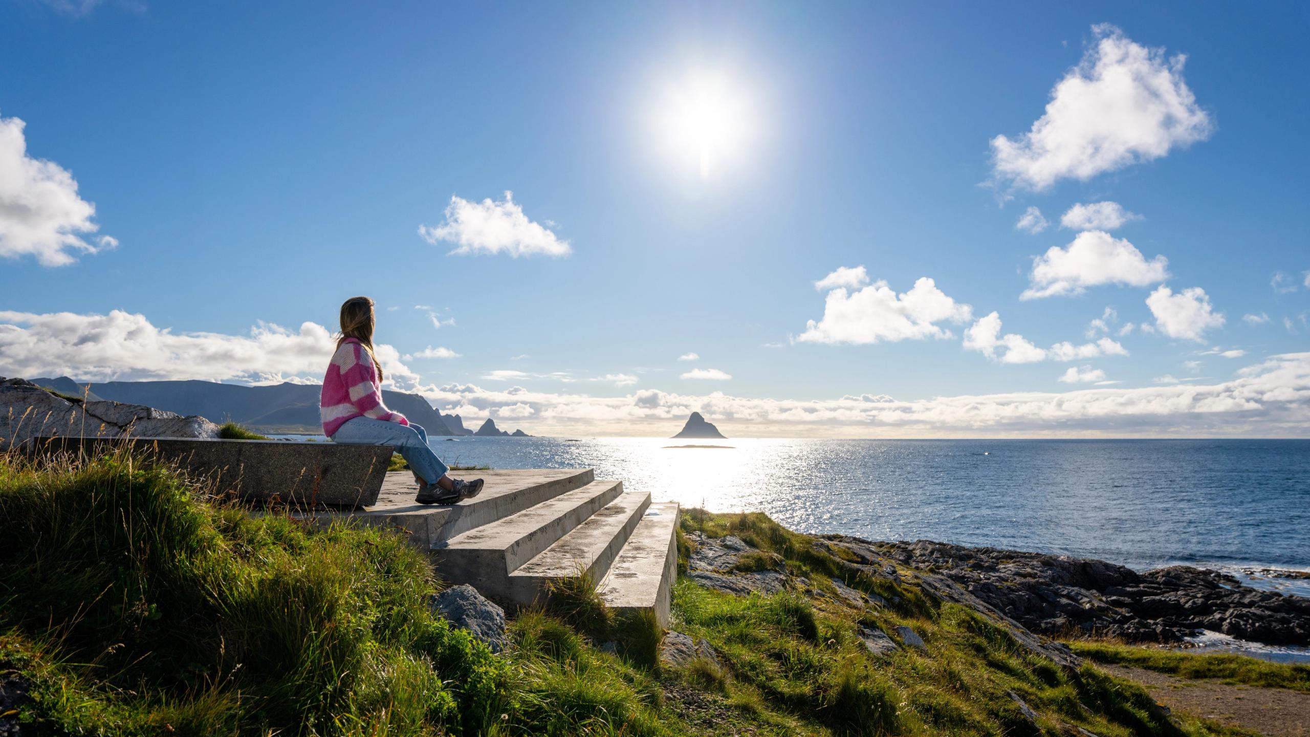 En dame på Kleivodden utkikkspunkt på Andøya