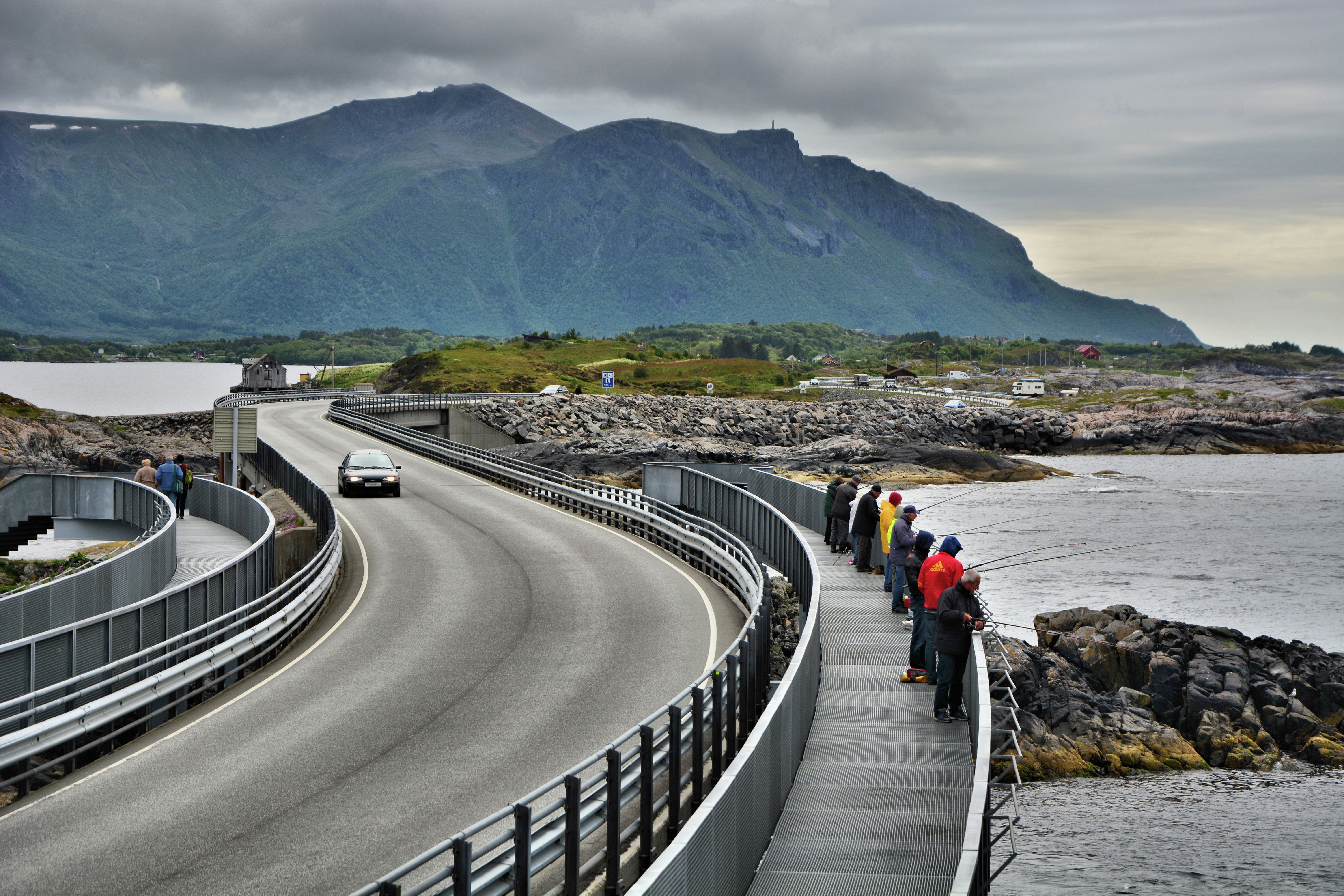 En grupp fiskare vid bron Myrbærholmen vid Atlanterhavsvegen i Fjord Norge (Vestlandet)