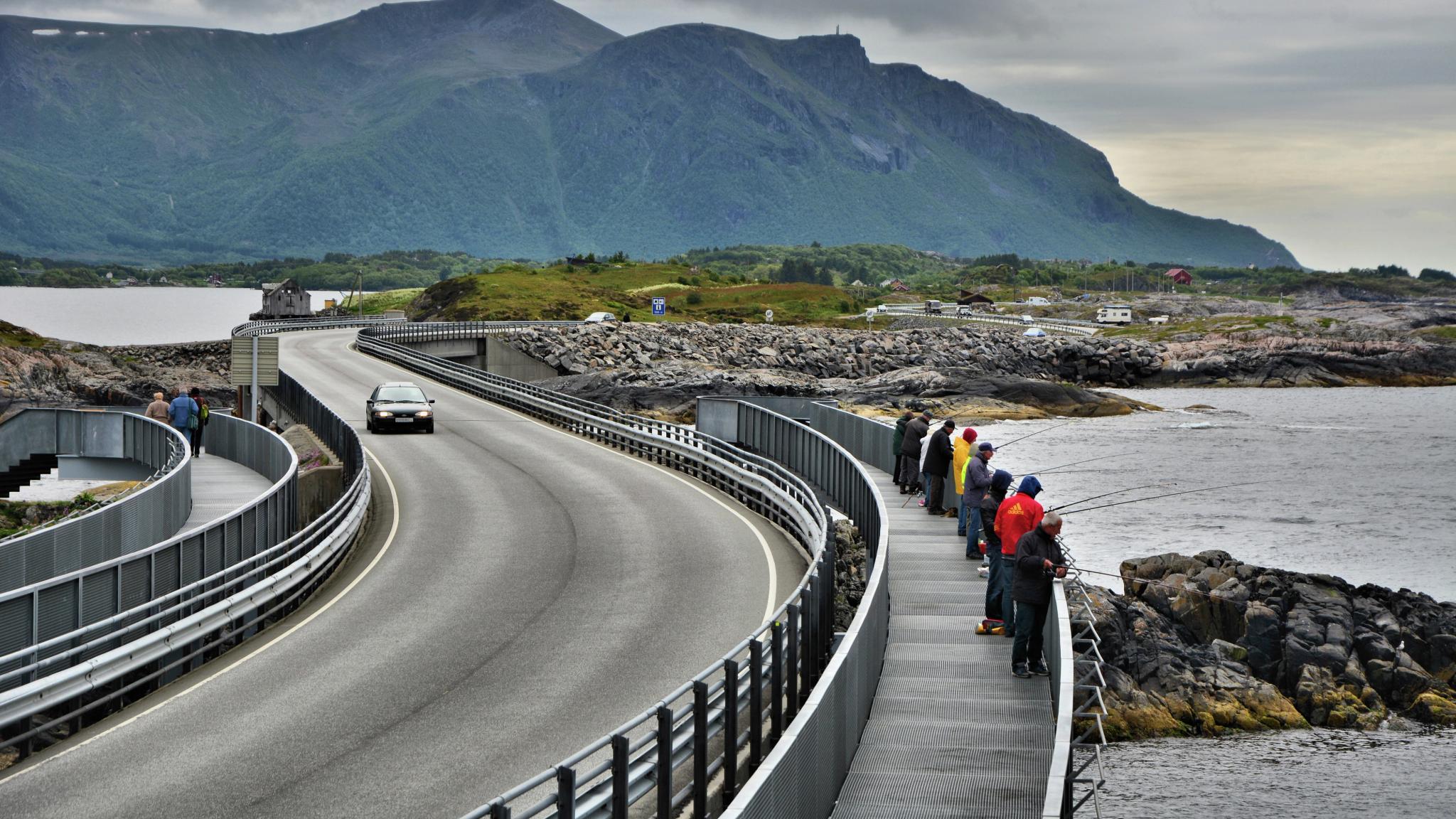 En grupp fiskare vid bron Myrbærholmen vid Atlanterhavsvegen i Fjord Norge (Vestlandet)