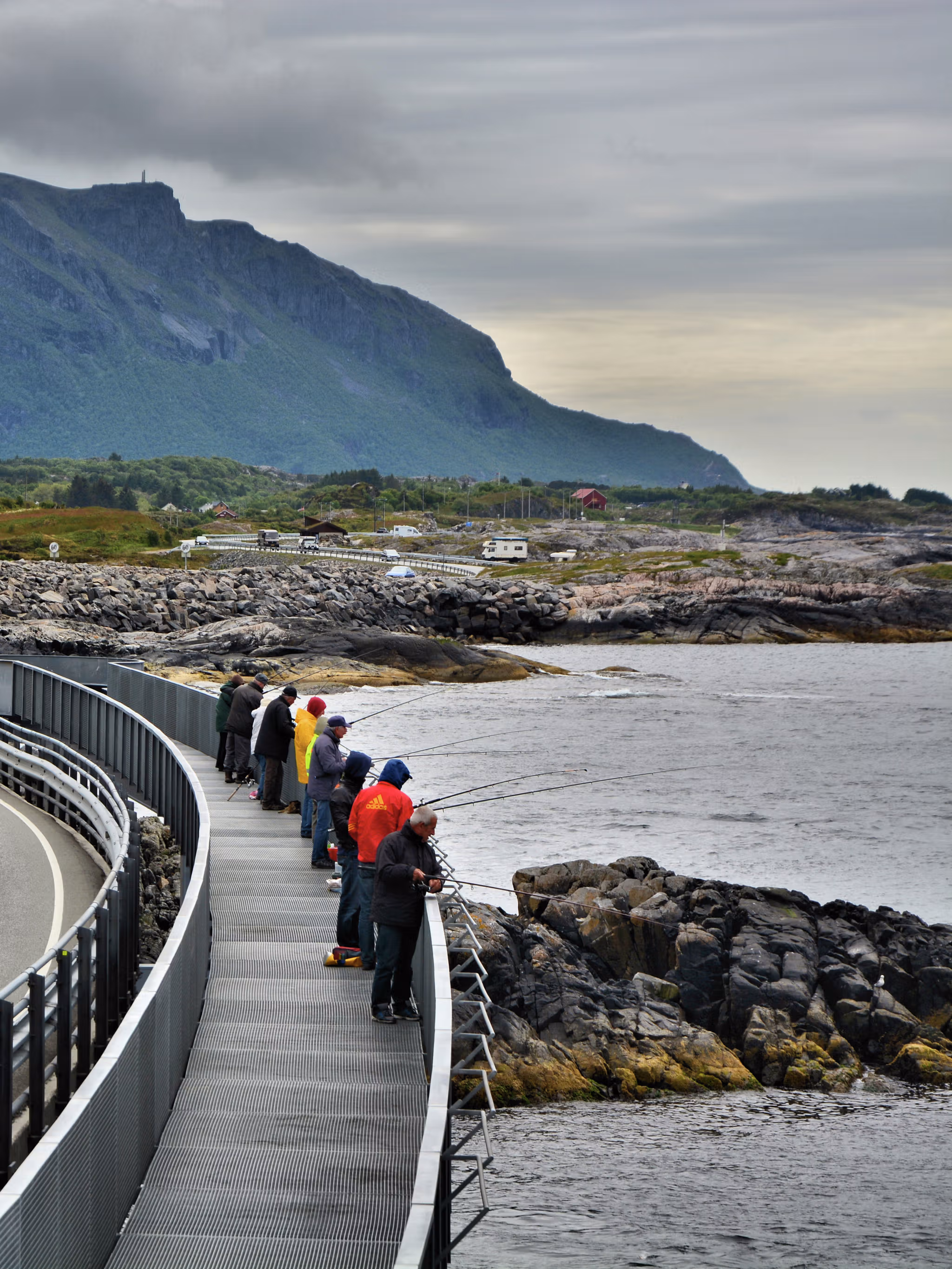 En grupp fiskare vid bron Myrbærholmen vid Atlanterhavsvegen i Fjord Norge (Vestlandet)