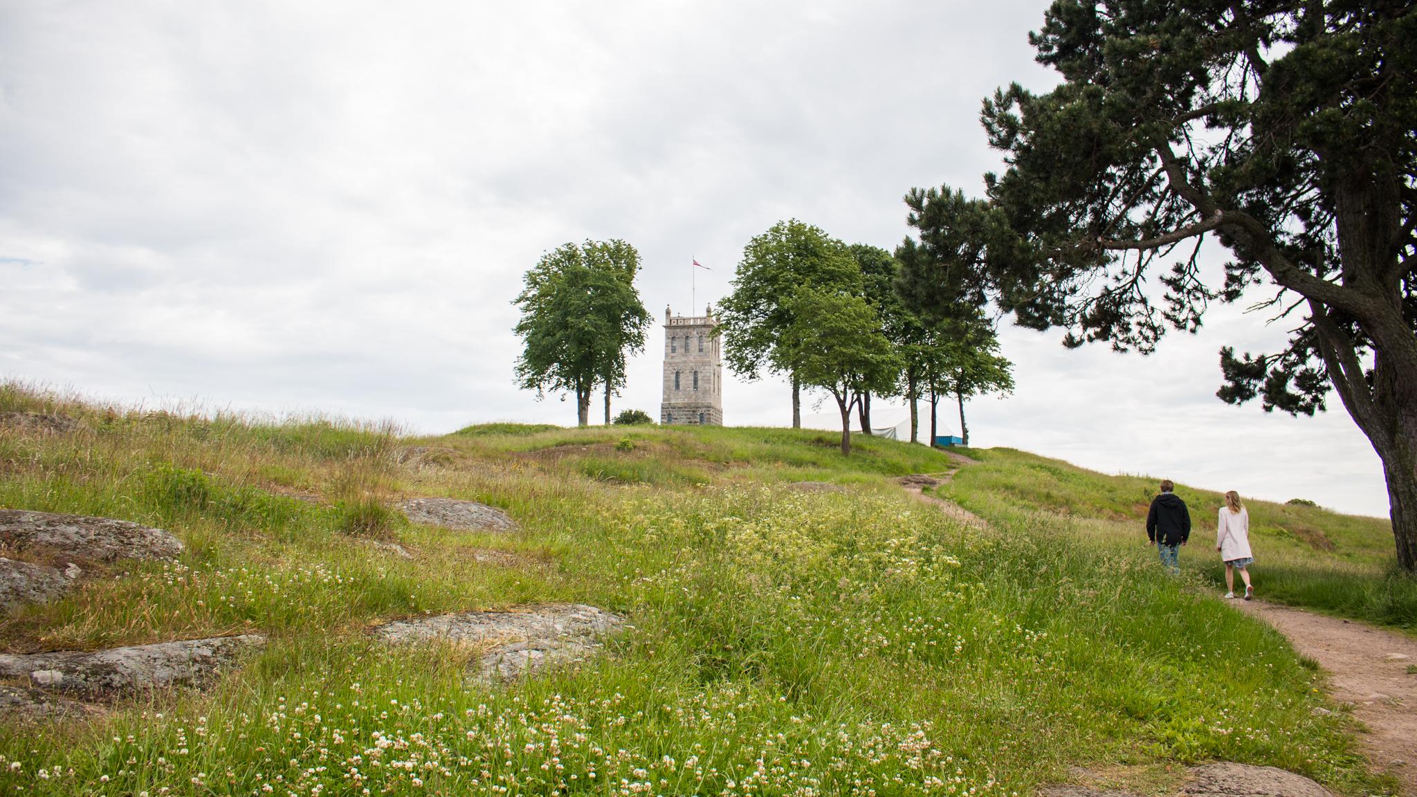 Ett par besöker Slottsfjelltornet i Tønsberg, Østlandet