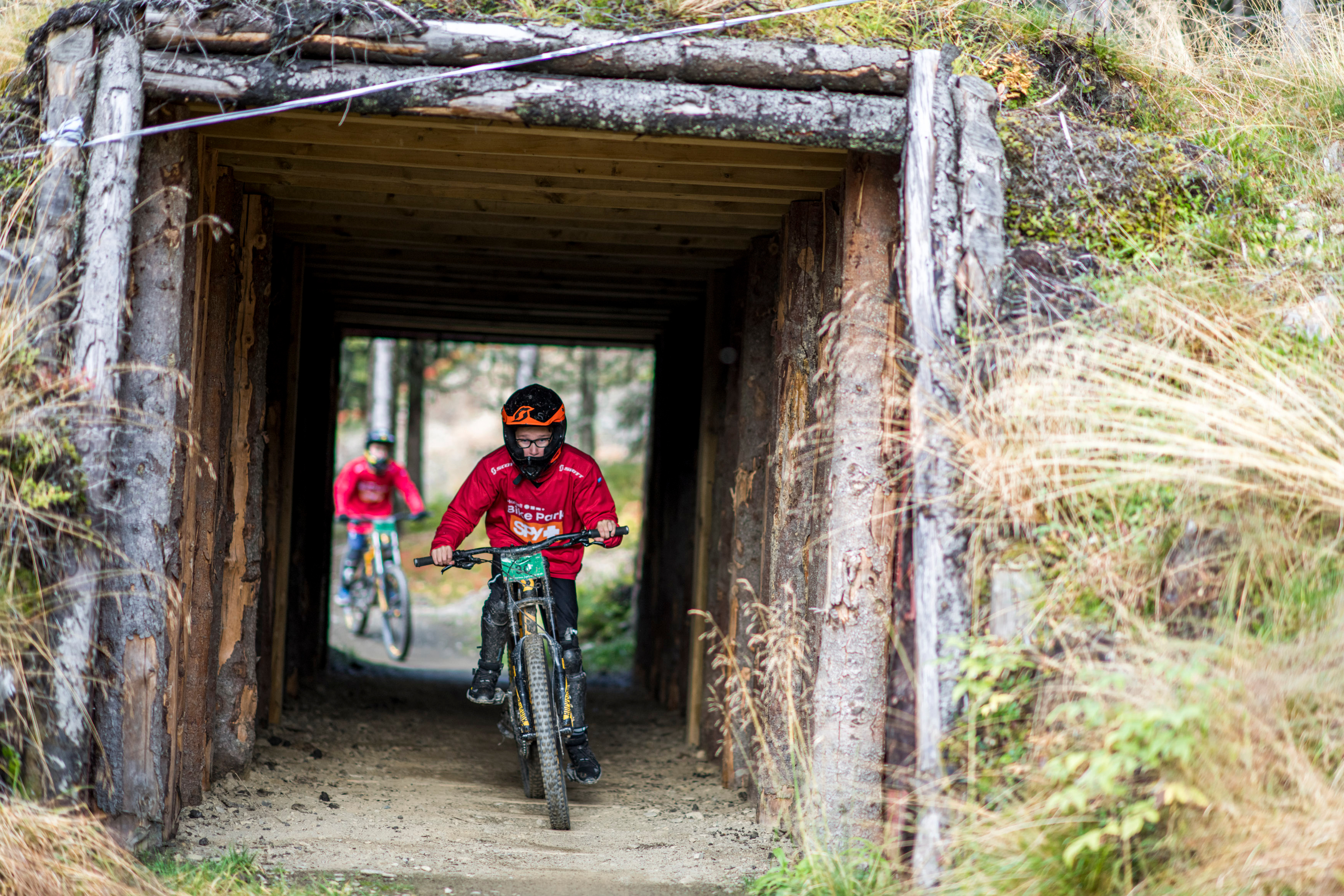 En tenåring sykler i Hafjell Bike Park, Norge