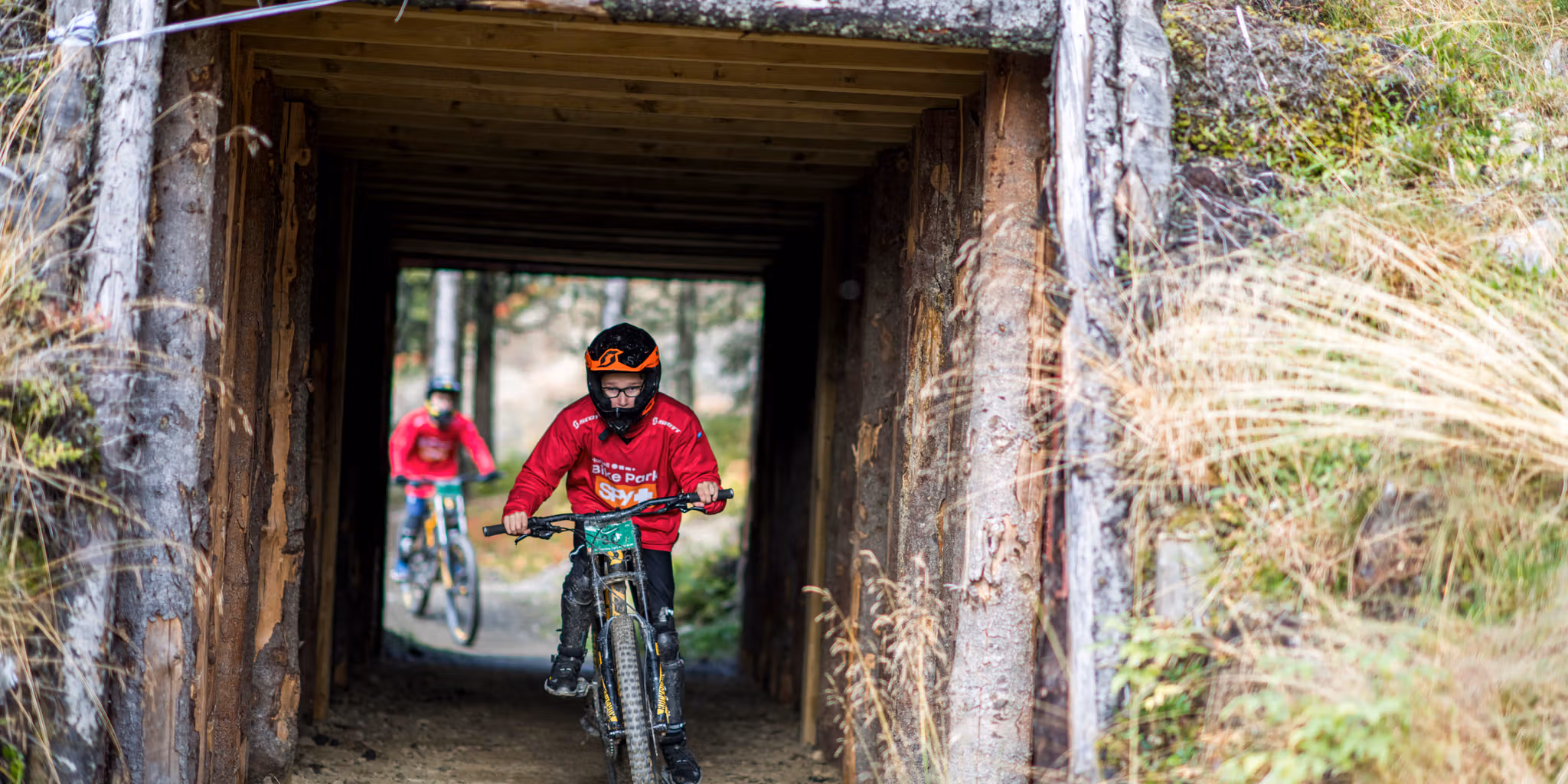 En tenåring sykler i Hafjell Bike Park, Norge
