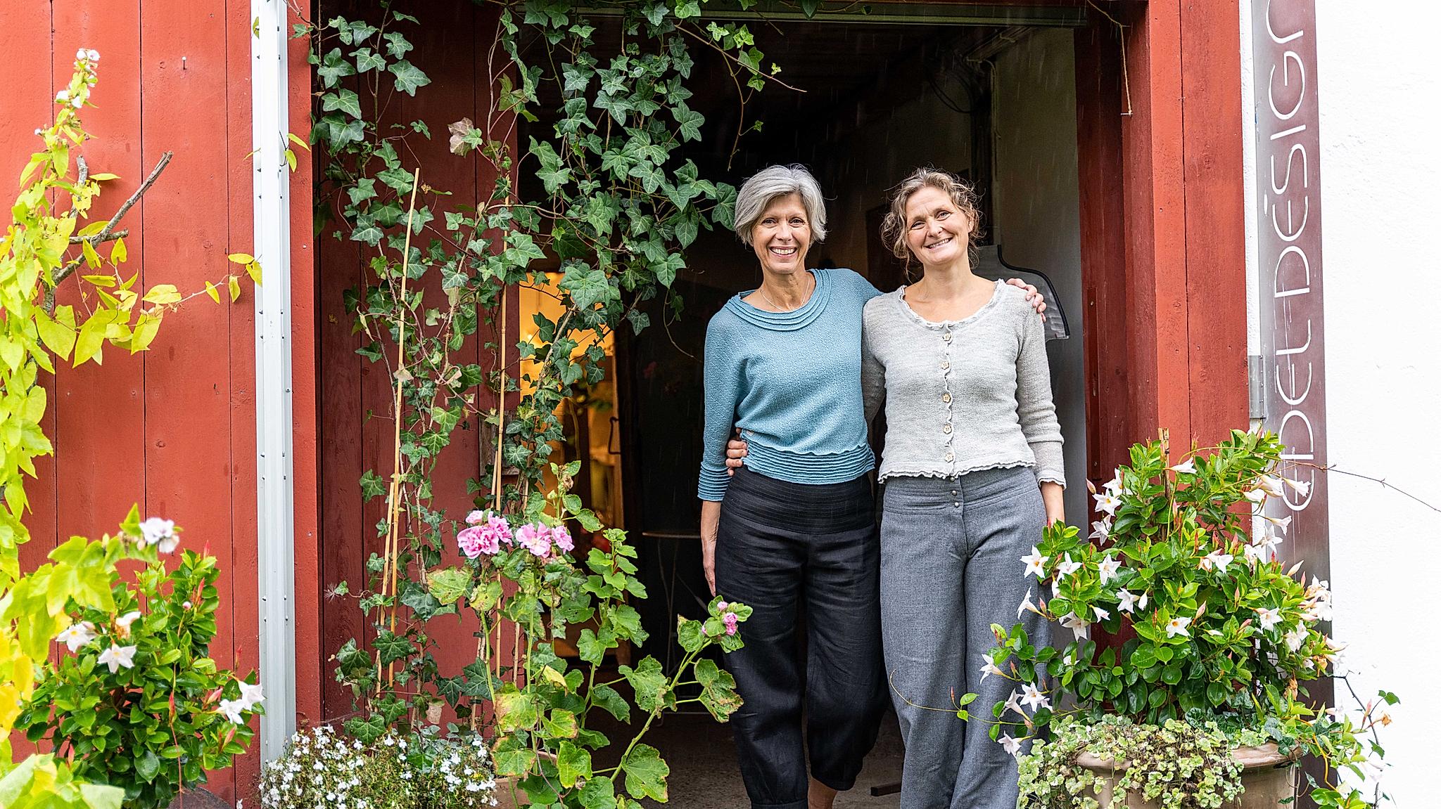 To personer ønsker velkommen til Edel Design på Nes, Østlandet, Norge.