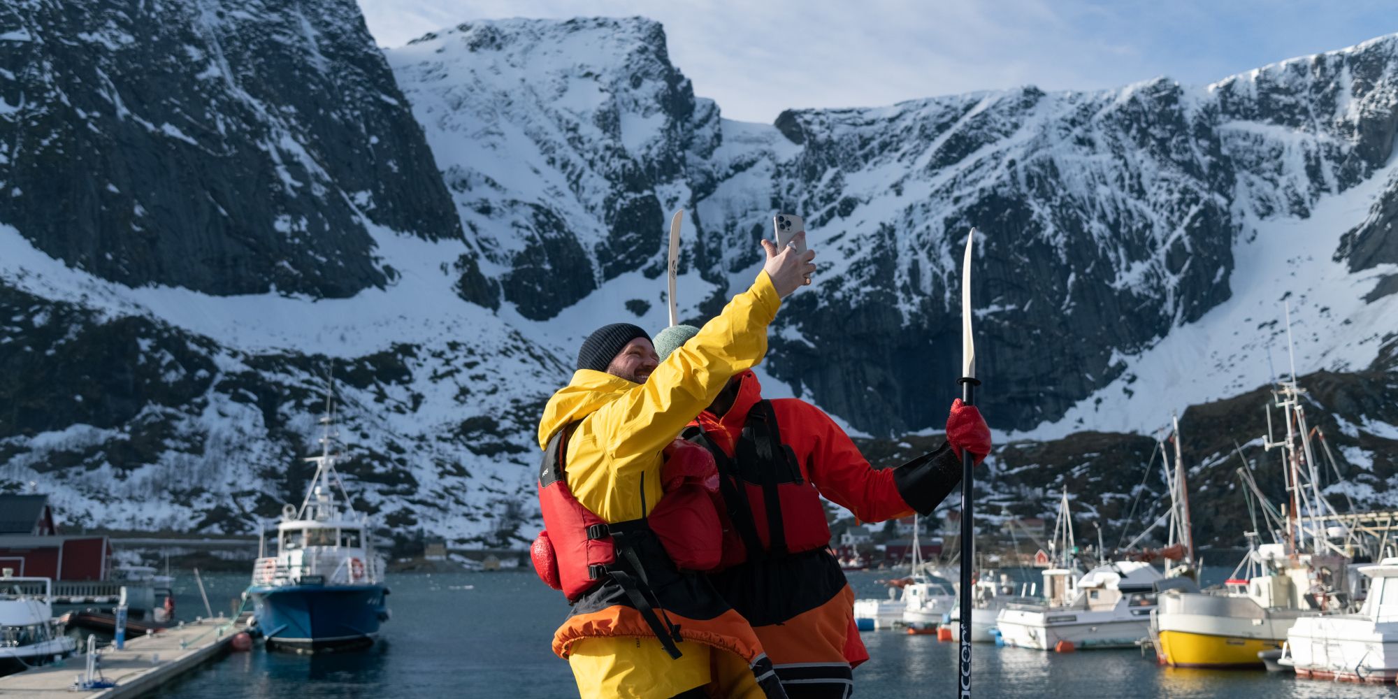 Et par tar et bilde av seg selv i Lofoten.