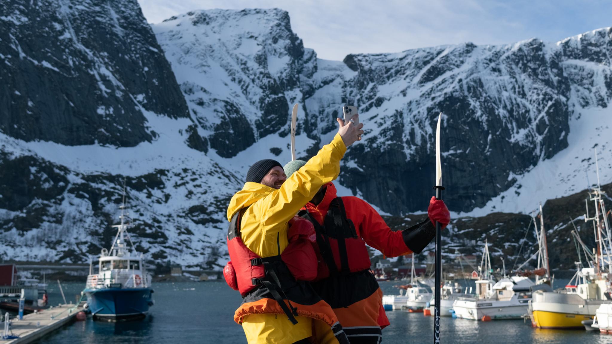 Et par tar et bilde av seg selv i Lofoten.