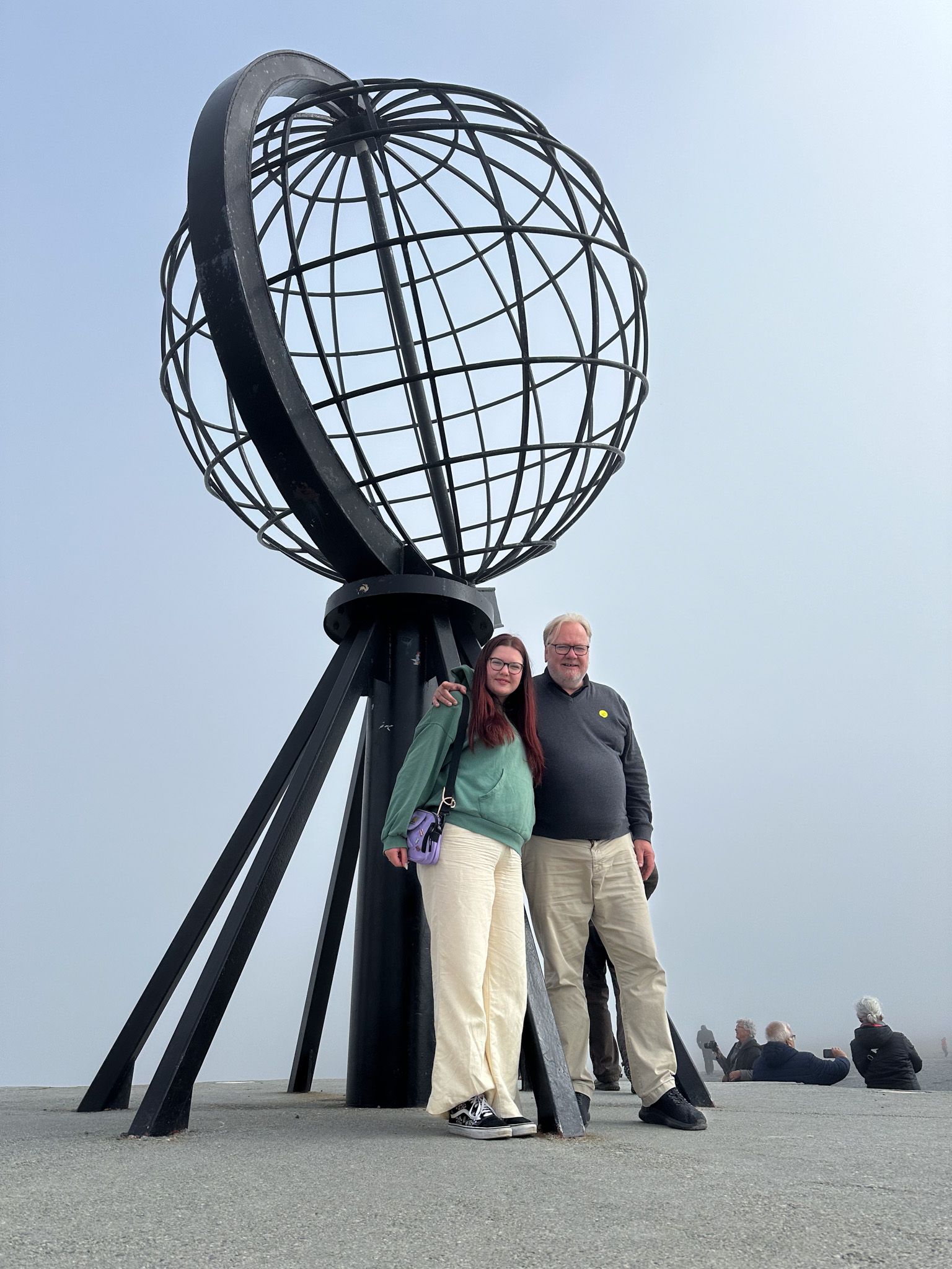 En mann og datteren hans på Nordkapp