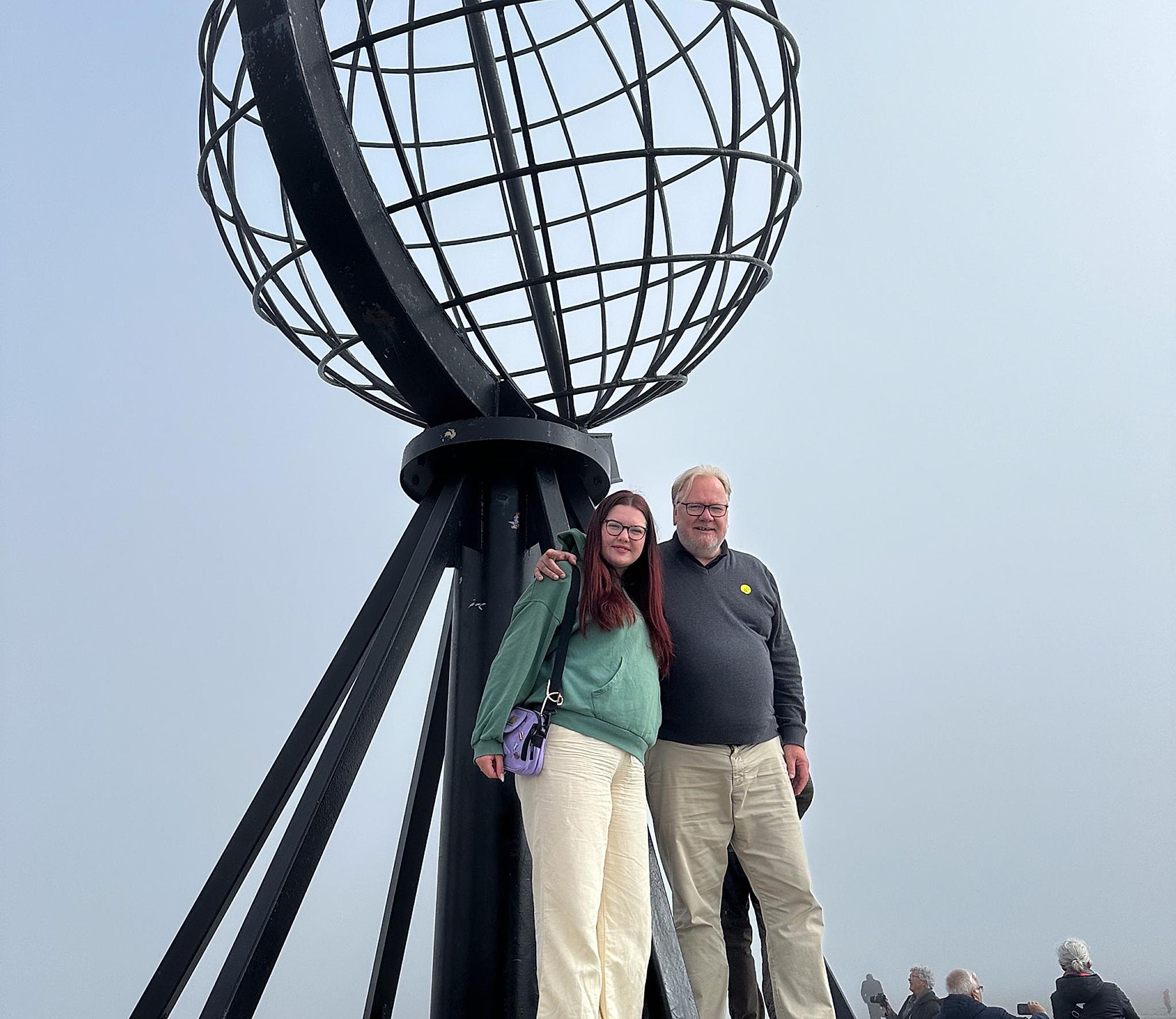 En mann og datteren hans på Nordkapp