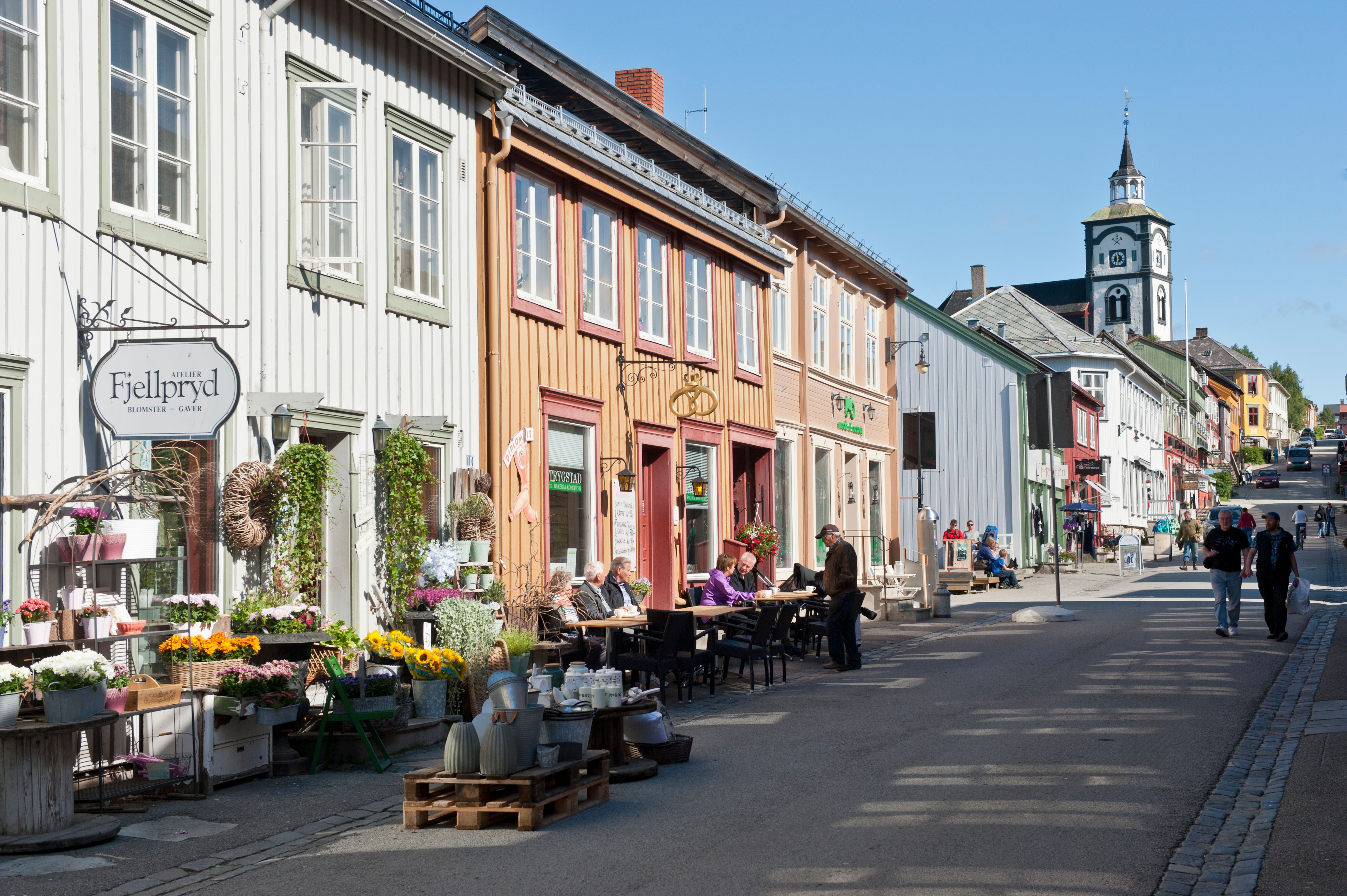 Via Kjerkgata a Røros, Trøndelag, con la chiesa di Røros sullo sfondo