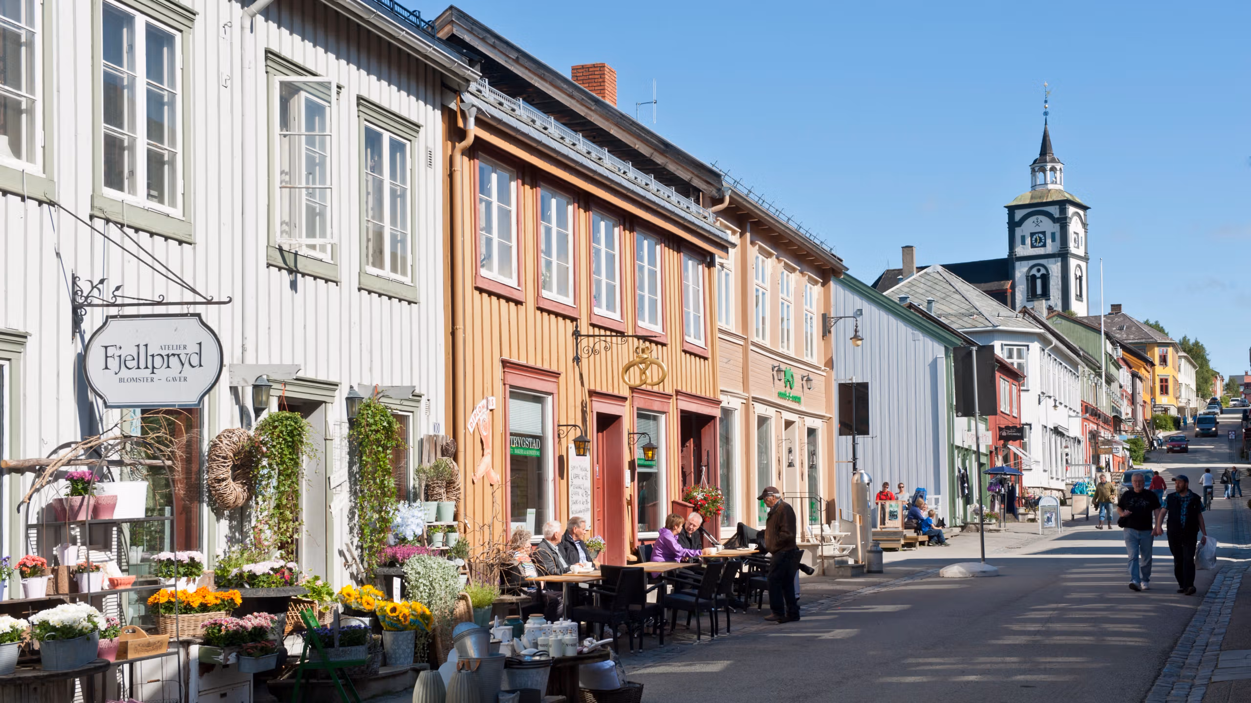Vista de la calle Kjerkgata, en Røros, Trøndelag, con la iglesia de Røros al fondo.