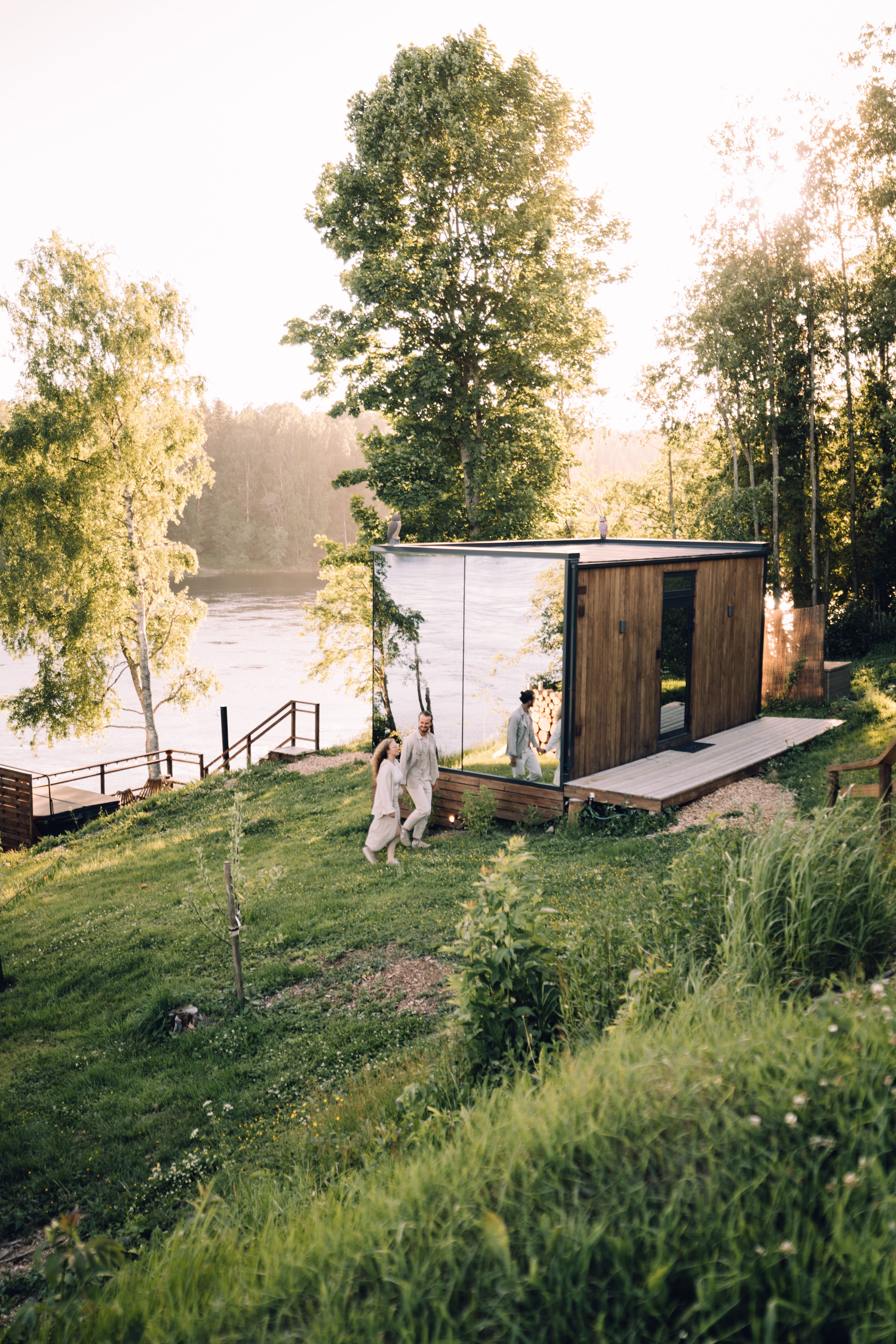 Et par bor på WonderInn Riverside ved Huser Gård i Fenstad