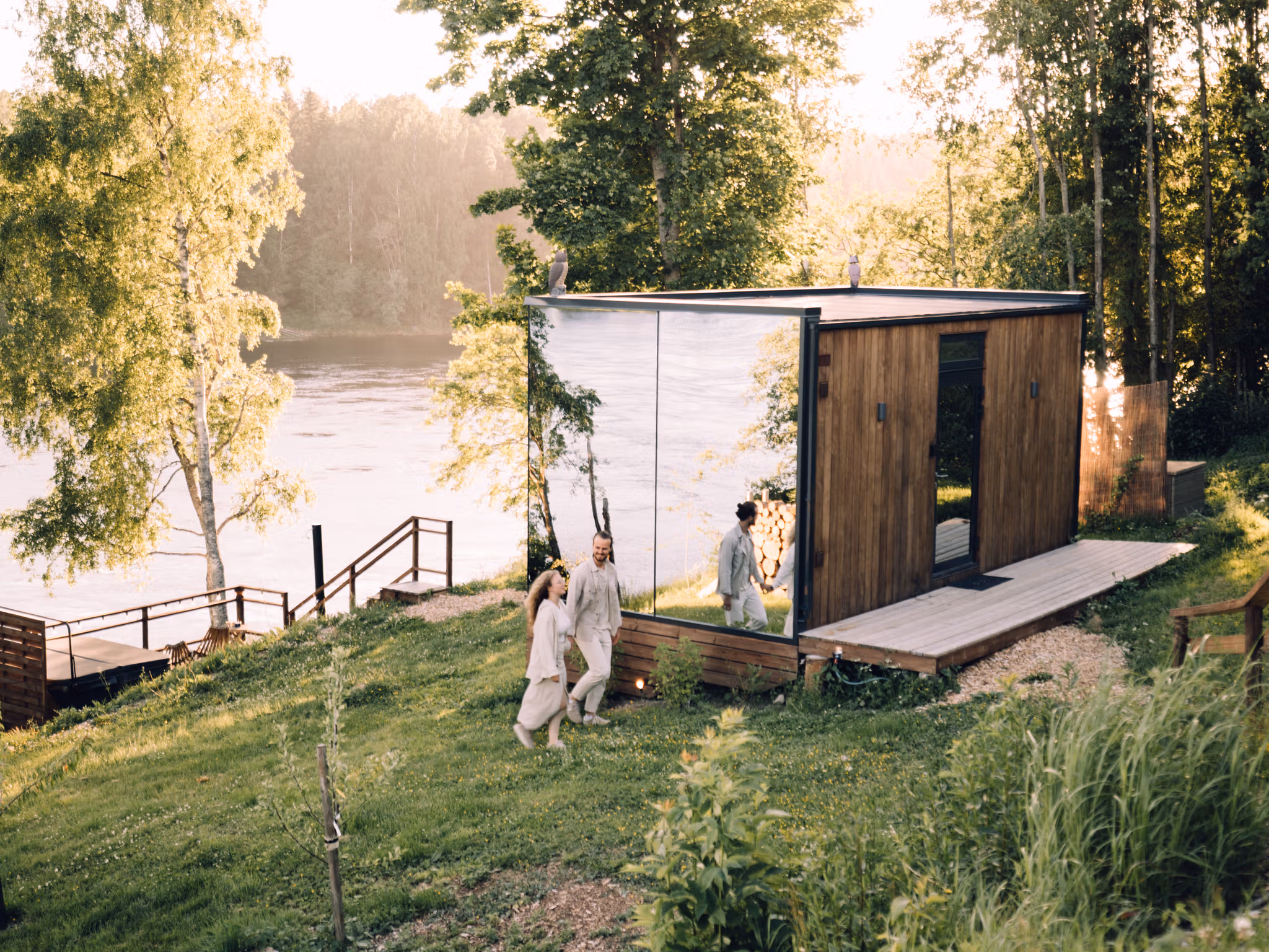 Et par bor på WonderInn Riverside ved Huser Gård i Fenstad