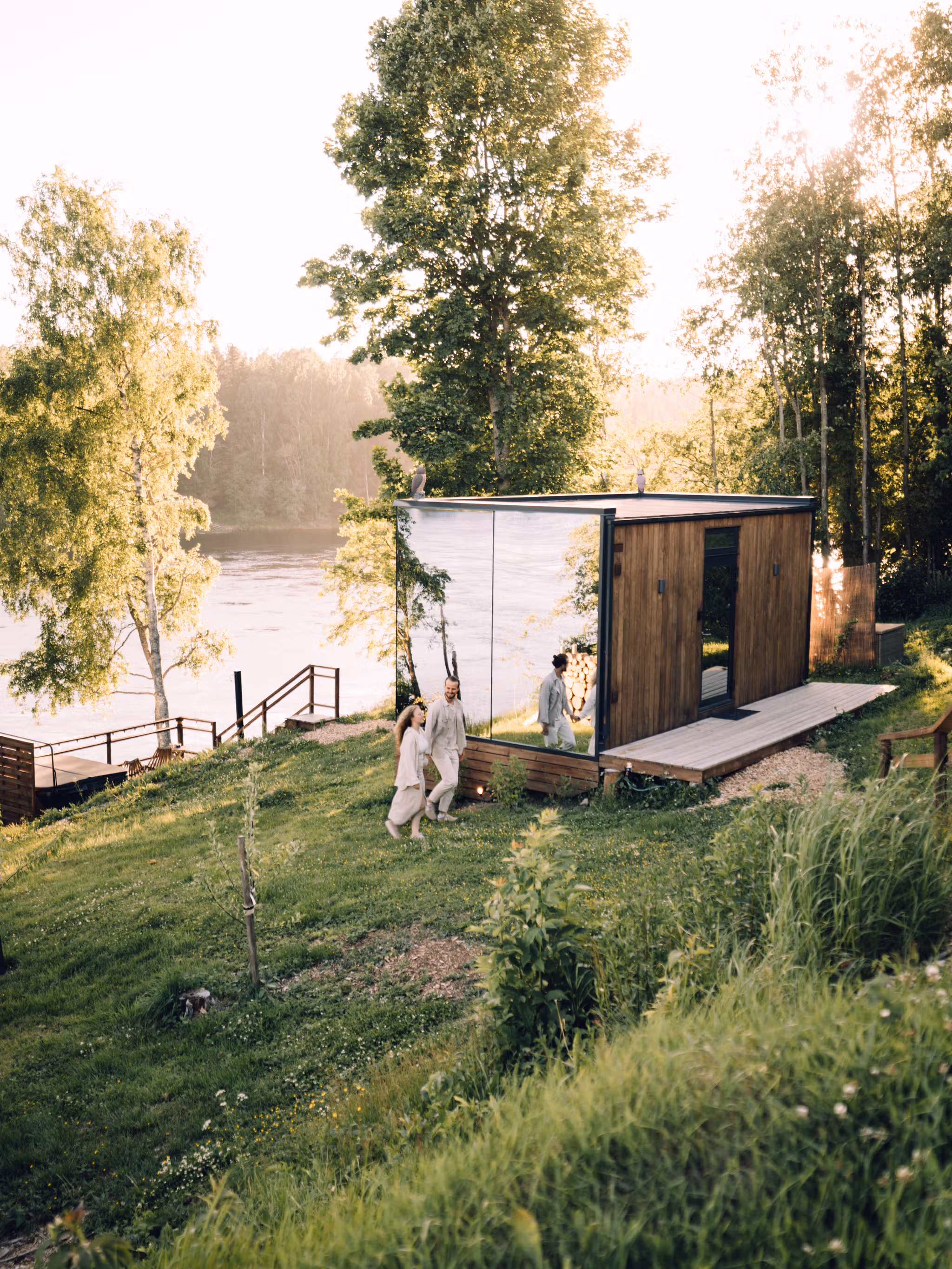 Et par bor på WonderInn Riverside ved Huser Gård i Fenstad