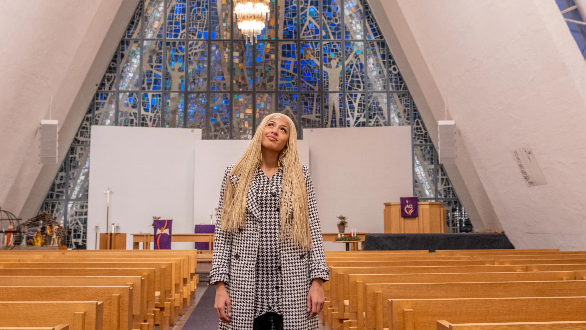 Artist Ida Tolou i den vakre Ishavskatedralen i Tromsø