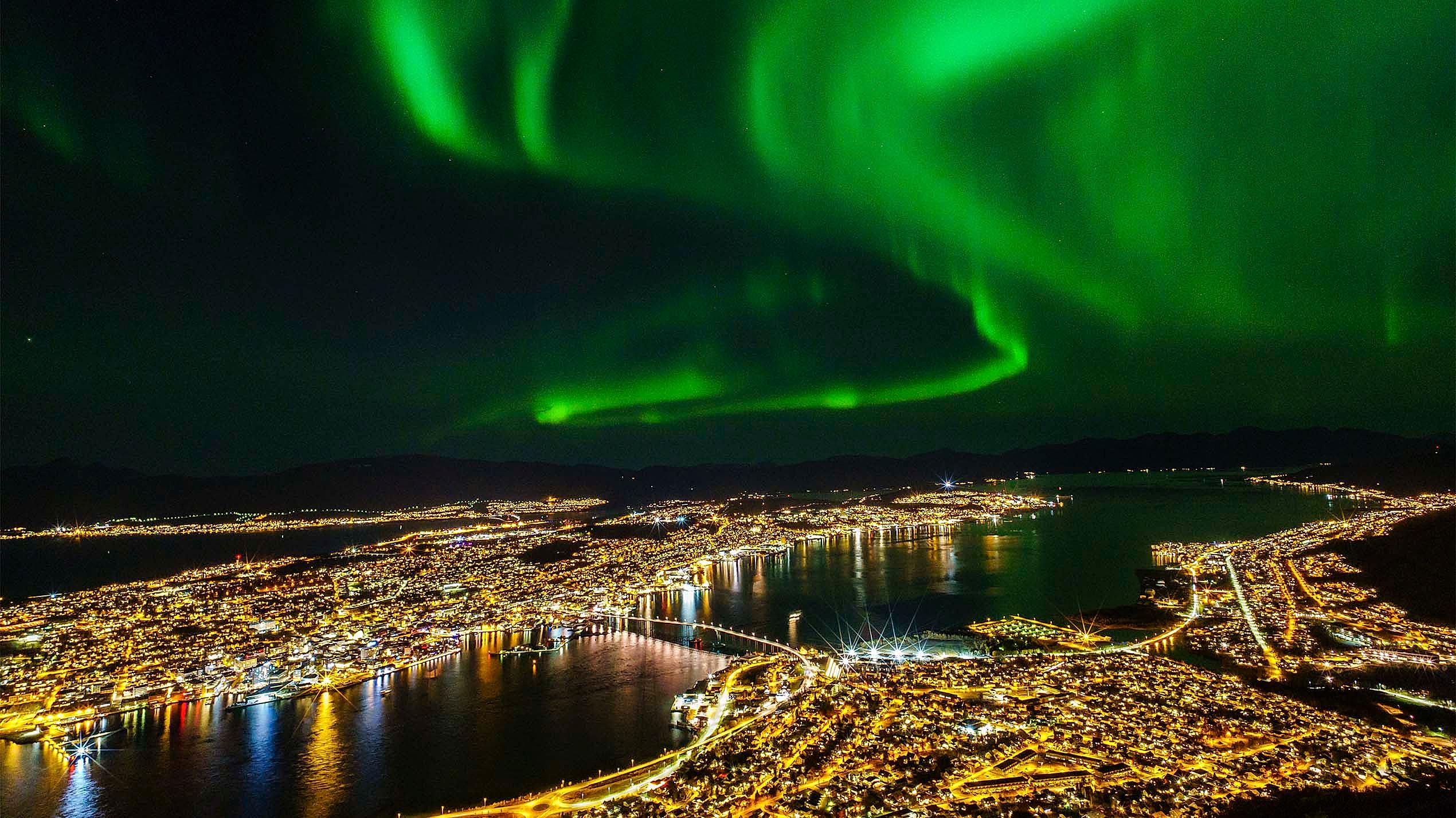 Nordlys danser over himmelen i Tromsø