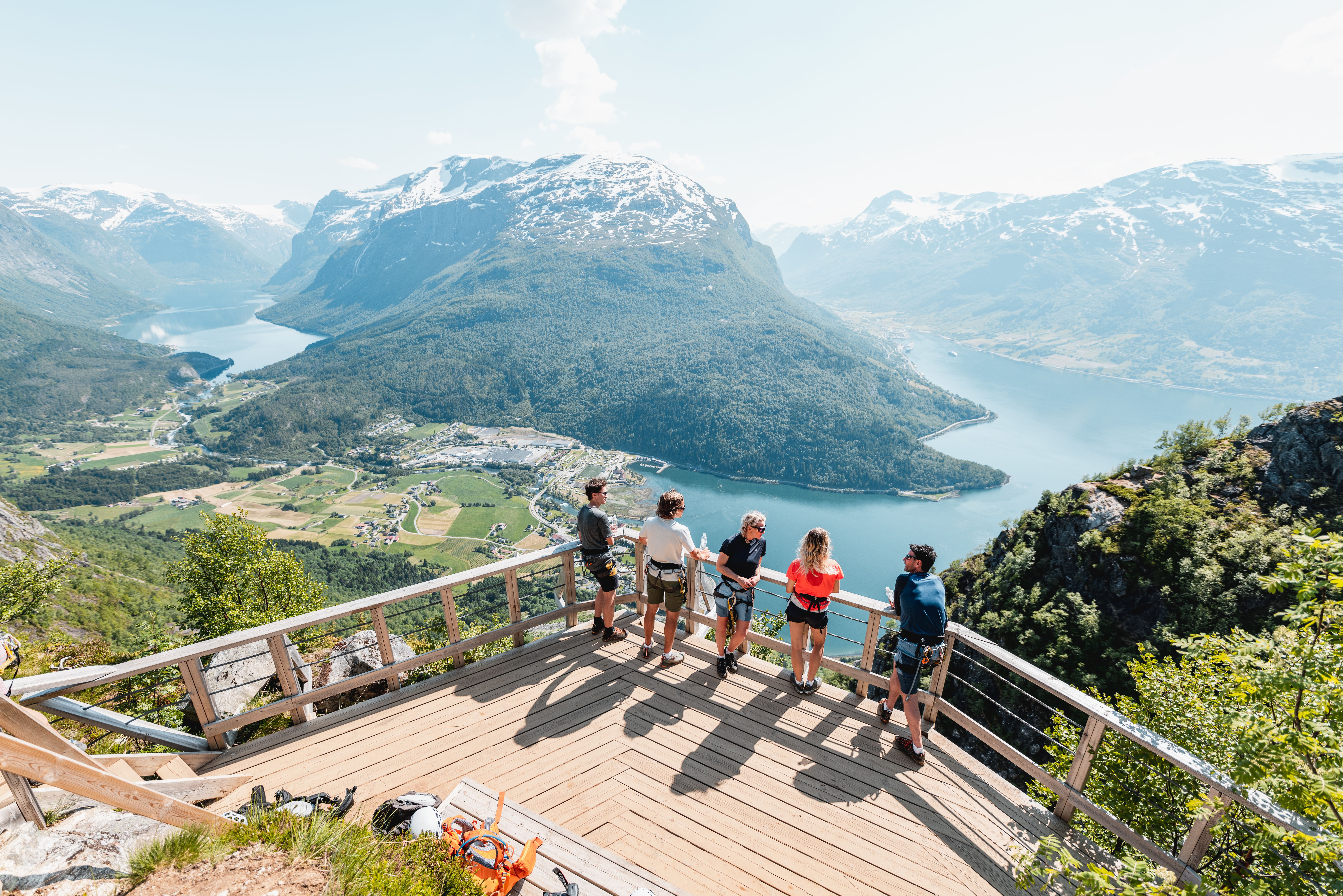 People enjoying a fjord view from a viewing plattform.