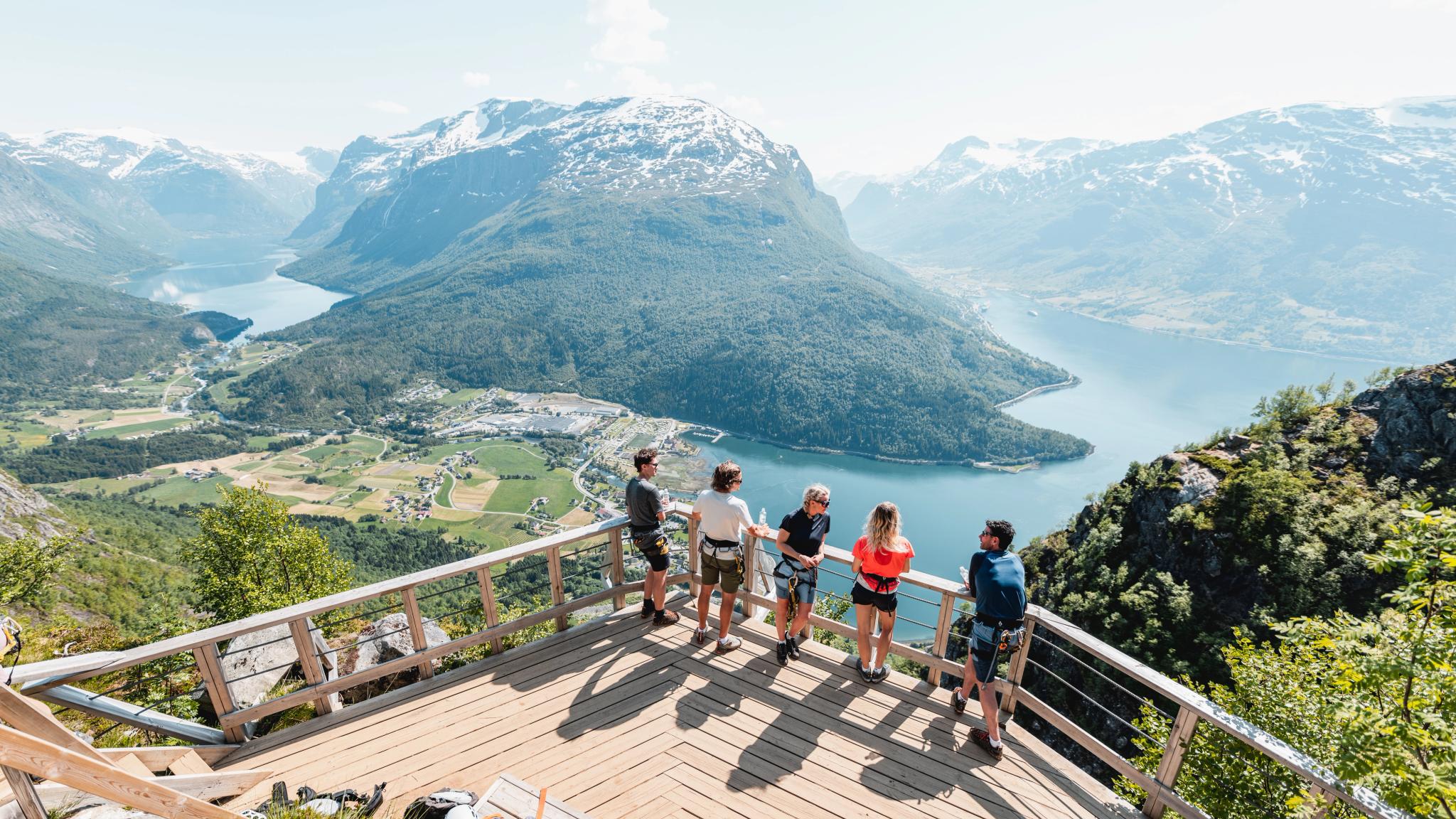 People enjoying a fjord view from a viewing plattform.