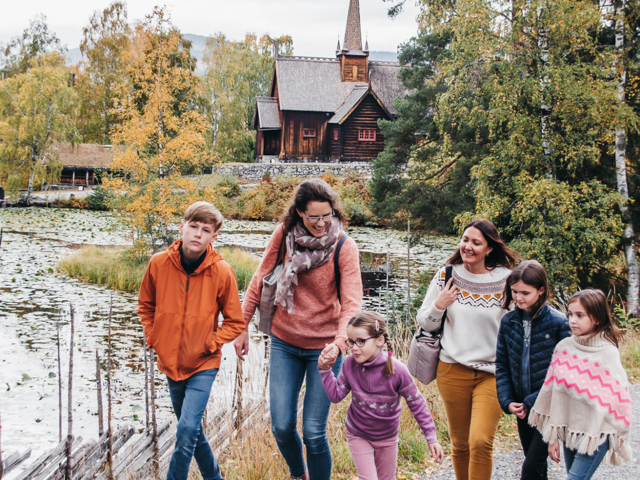 En familie koser seg på Maihaugen i Lillehammer