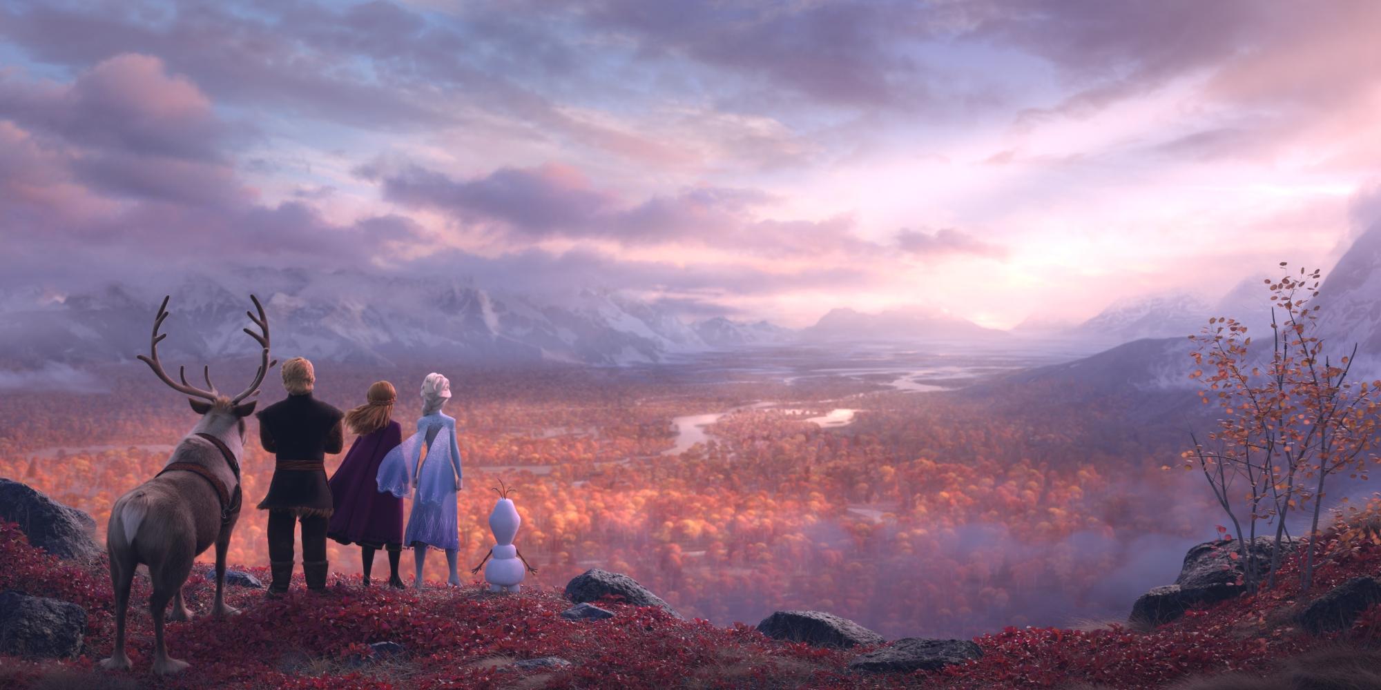 Fotograma de la película Frozen 2, con los protagonistas mirando hacia un fiordo.
