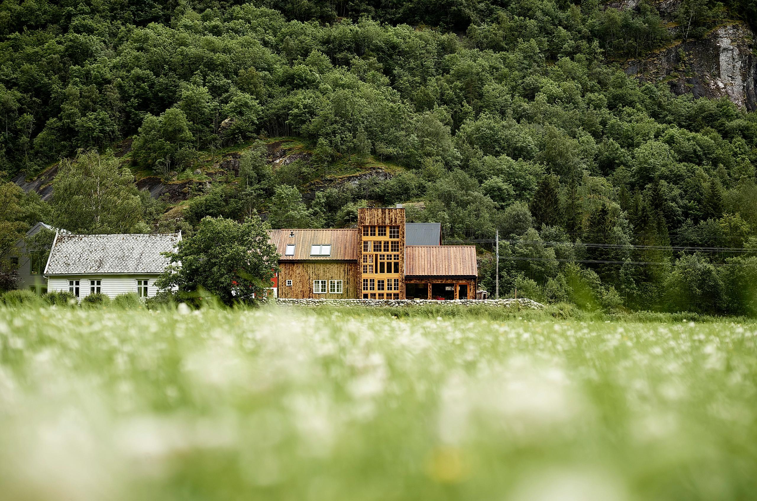 De geitenstal bij de boerderij 29/2 in Fjord-Noorwegen