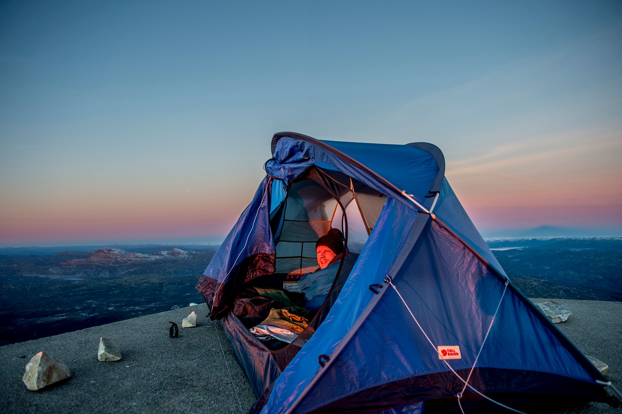 En person inni et lite telt på Gaustatoppen i Telemark