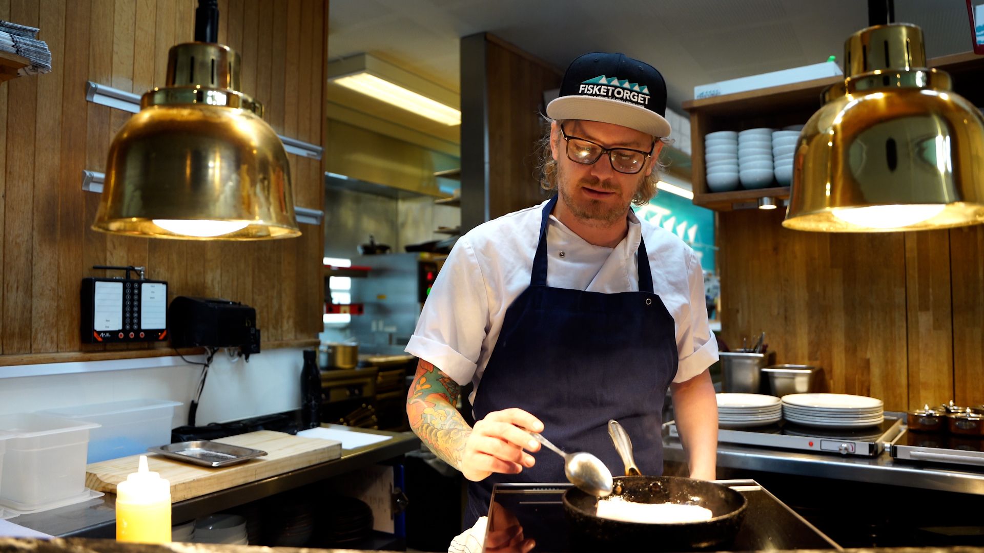Karl Erik steker fisk på Fisketorget restaurant i Stavanger.