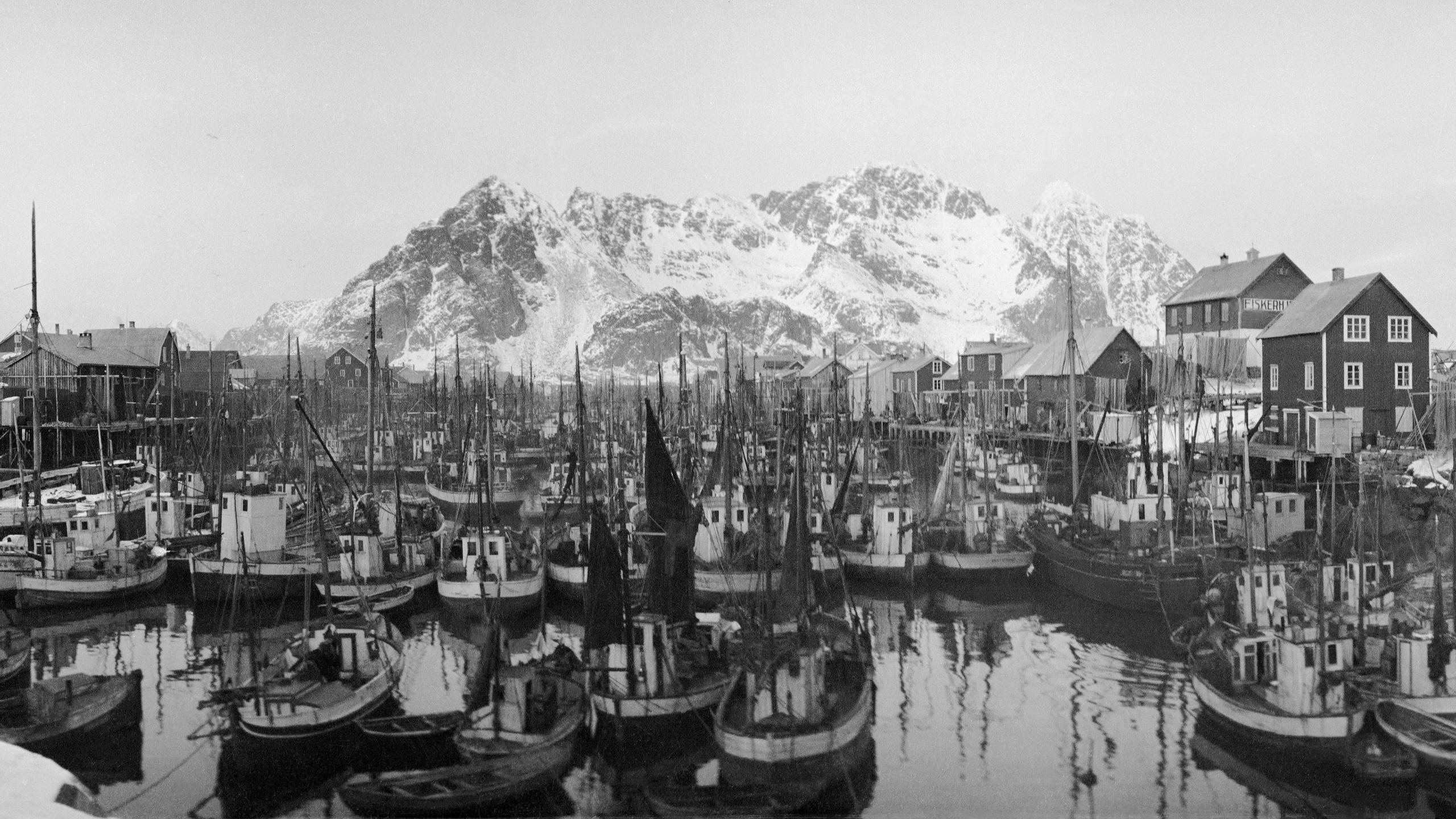 Sort-hvitt-bilde av gamle fiskebåter i Henningsvær i Lofoten, Nord-Norge
