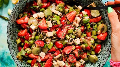 En skål med salat laget av kokebokforfatter Hanne-Lene Dahlgren