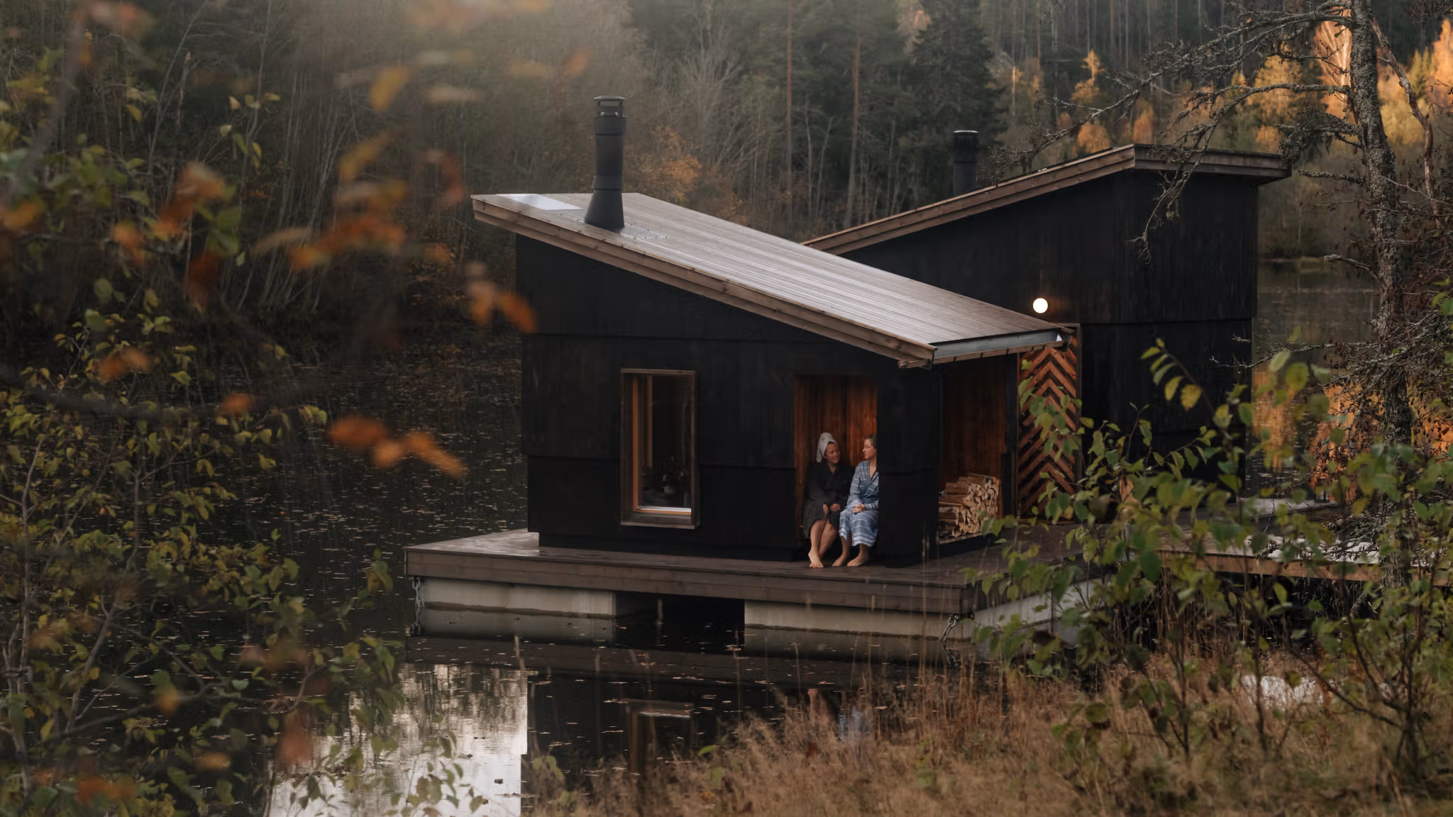 Two women sitting outside Skogens rom Sauna in Telemark