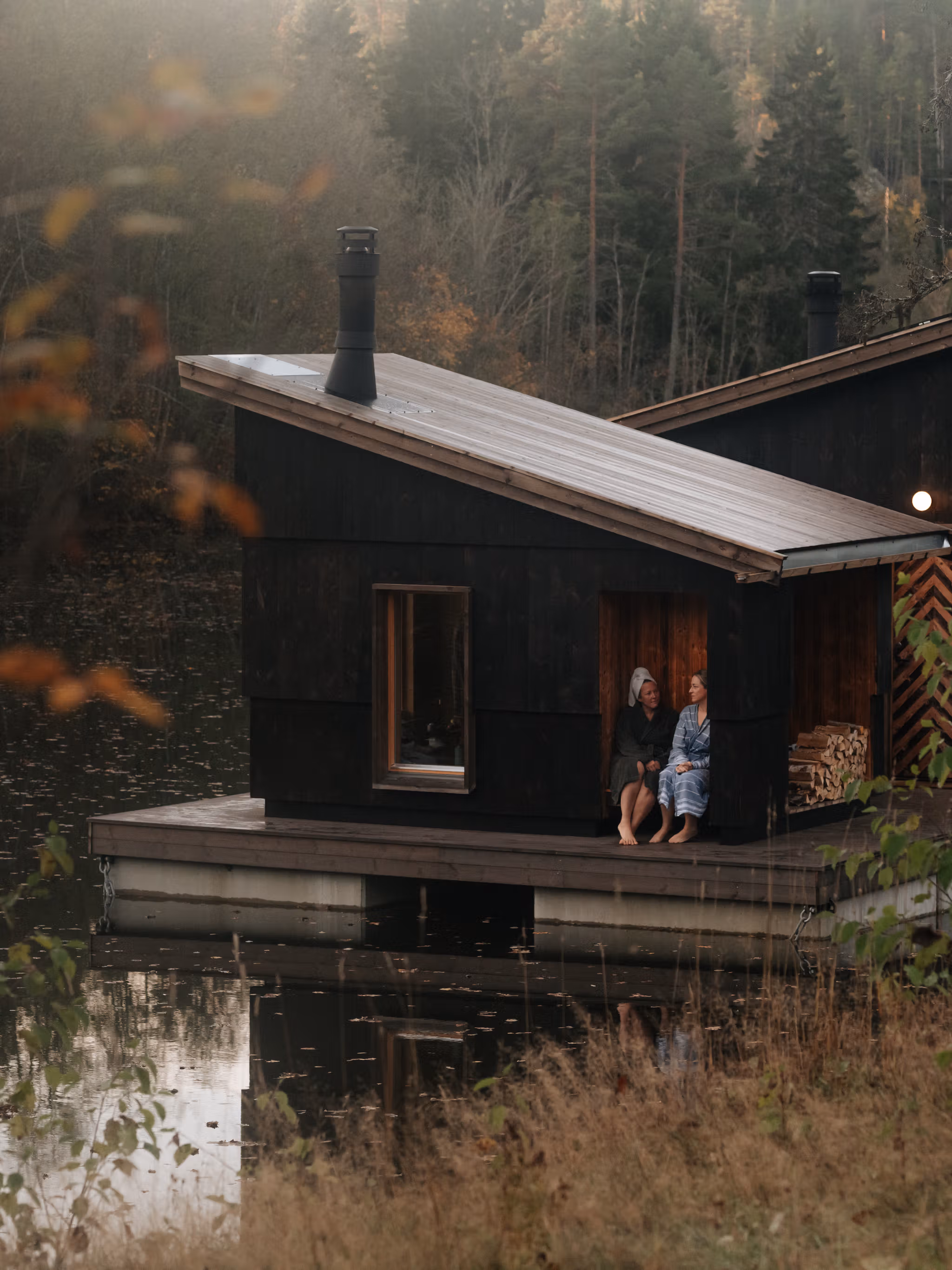Two women sitting outside Skogens rom Sauna in Telemark