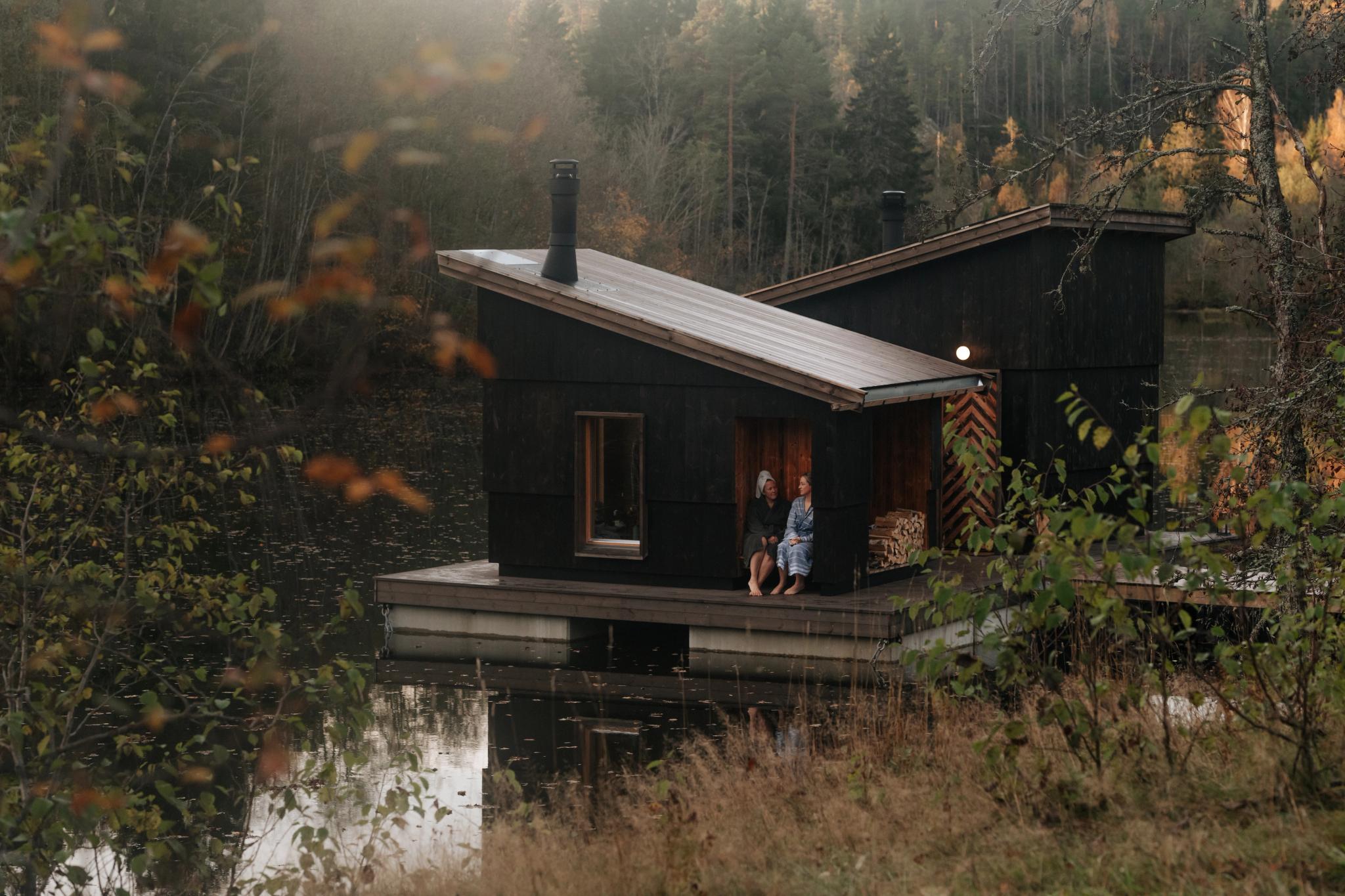 Two women sitting outside Skogens rom Sauna in Telemark