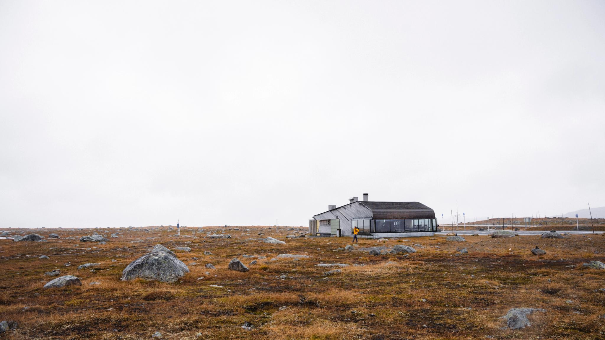 En kvinne på gåtur utenfor Valdresflye Café om høsten.