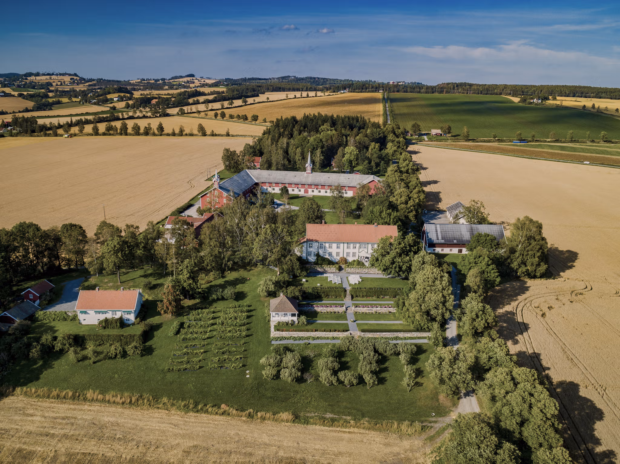 Hoel Gård farm by Mjøsa
