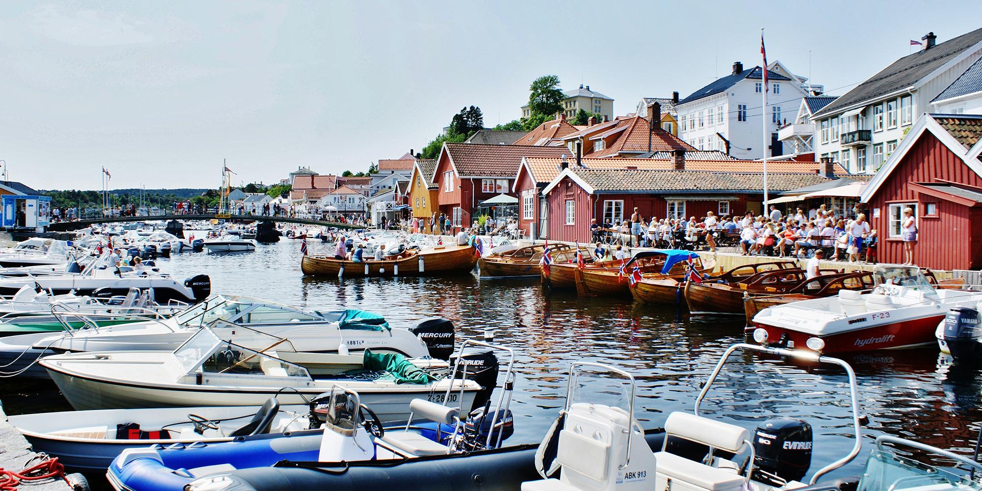 Båter langs brygga i Kragerø