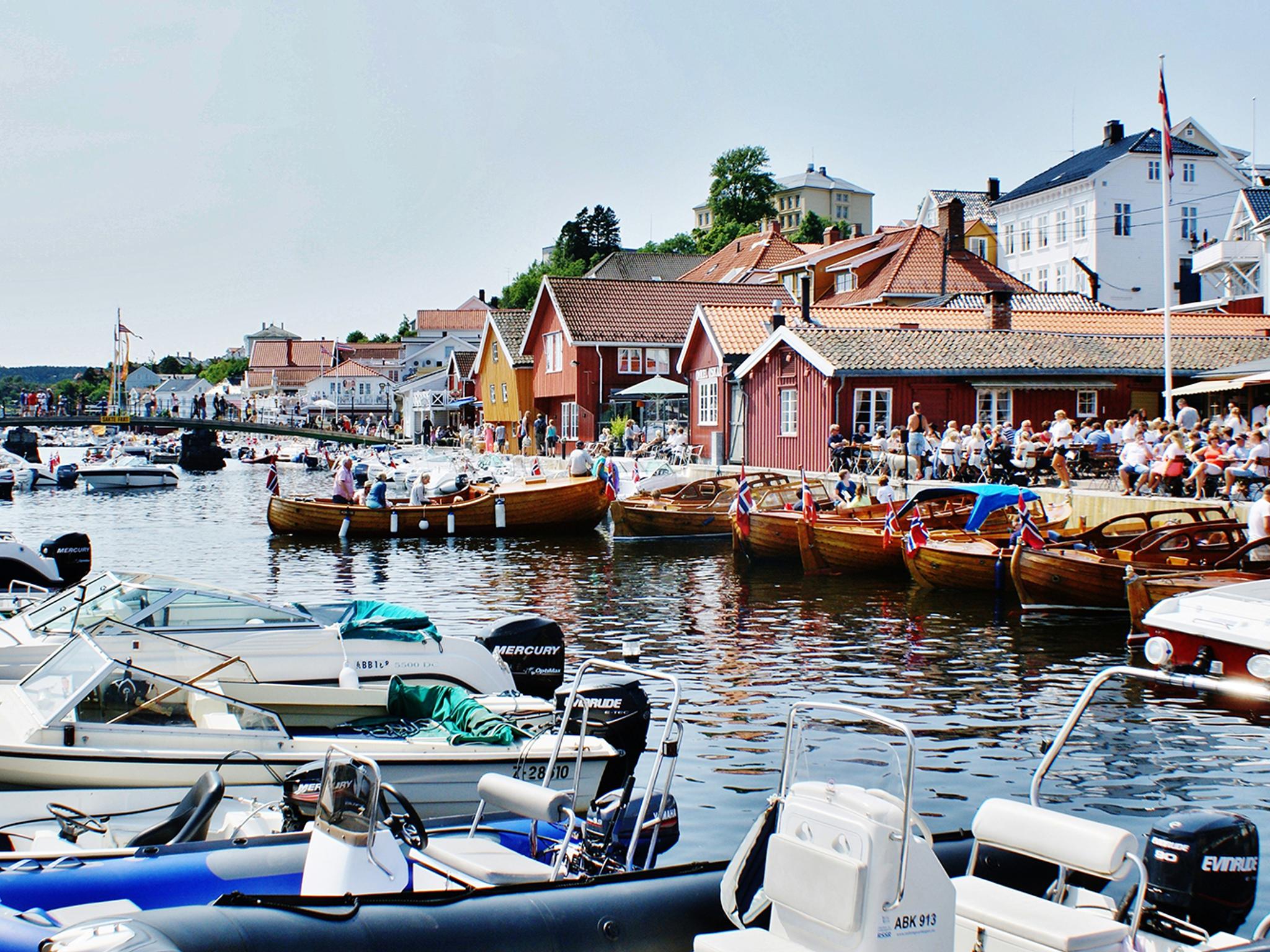 Båter langs brygga i Kragerø