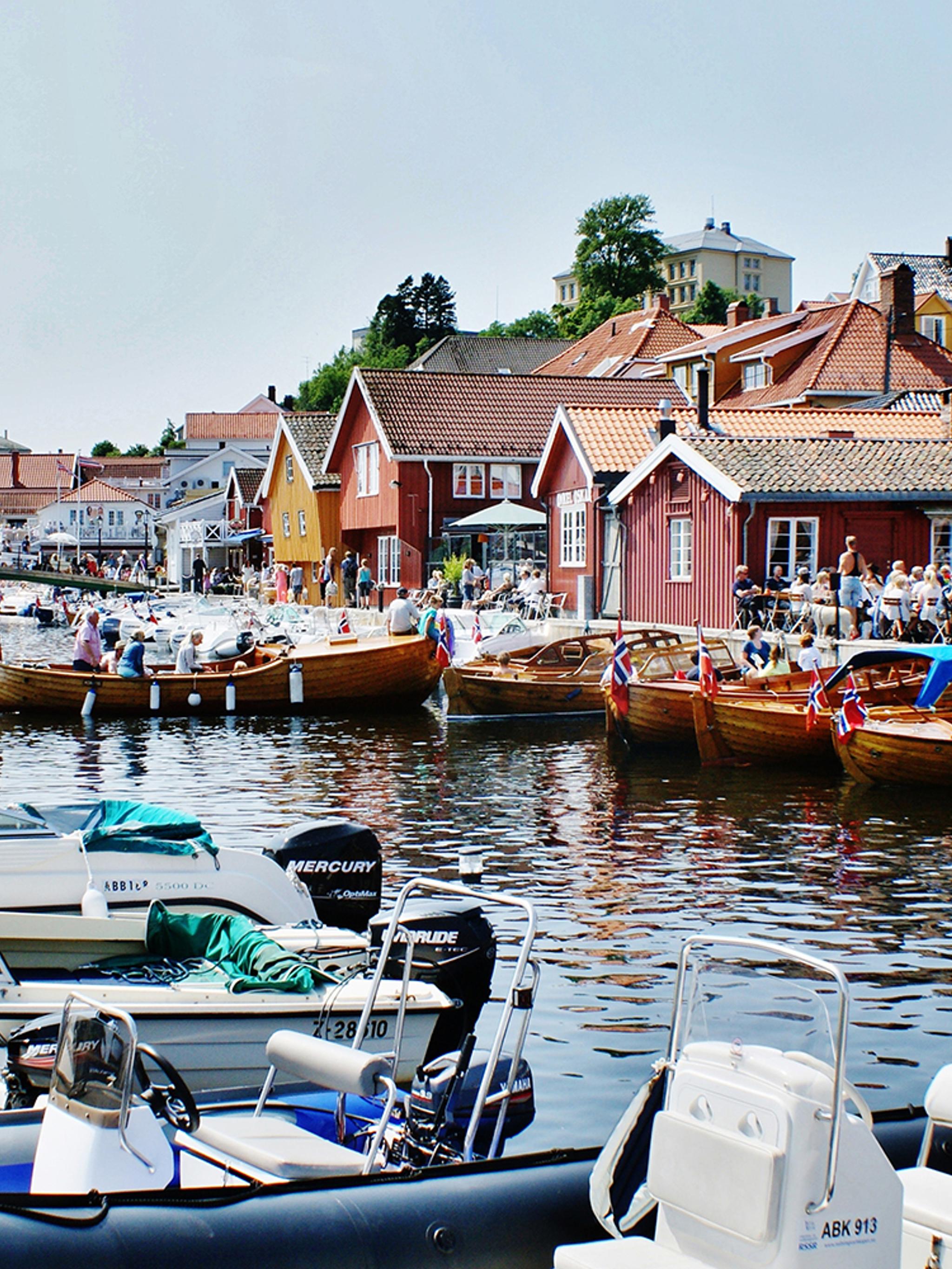 Båter langs brygga i Kragerø
