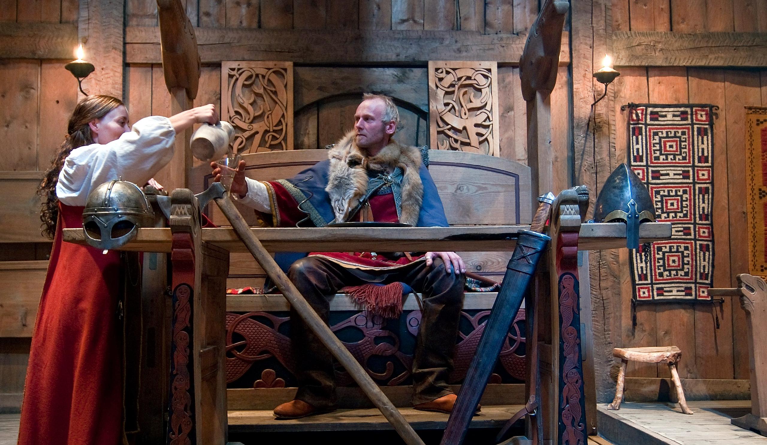 Viking sitter på en trone på Lofotr museet i Lofoten, Nord-Norge