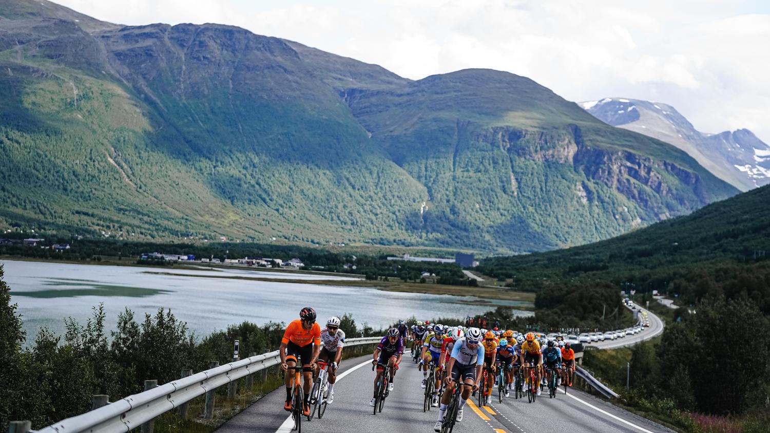 Syklister konkurrerer i The Arctic Race